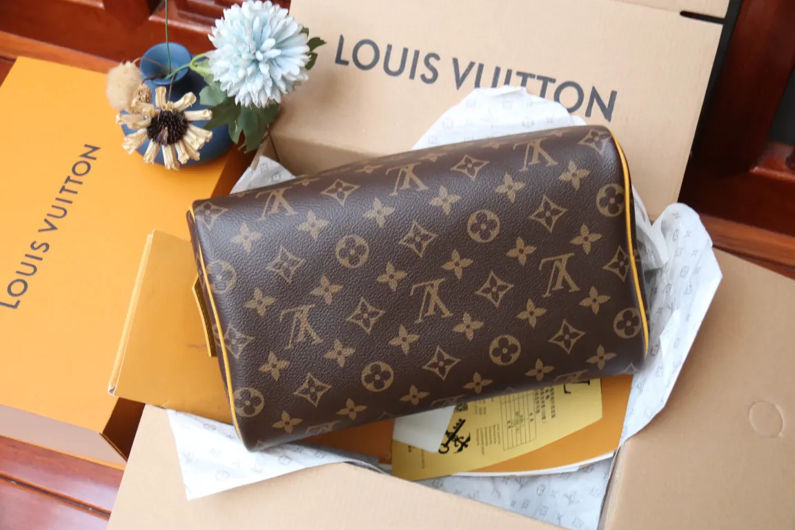 LV 老花 牛皮 皮質宽手柄可舒適提携 亦可置于挂钩上 实乃不可或缺的 化妝包 便携收納款