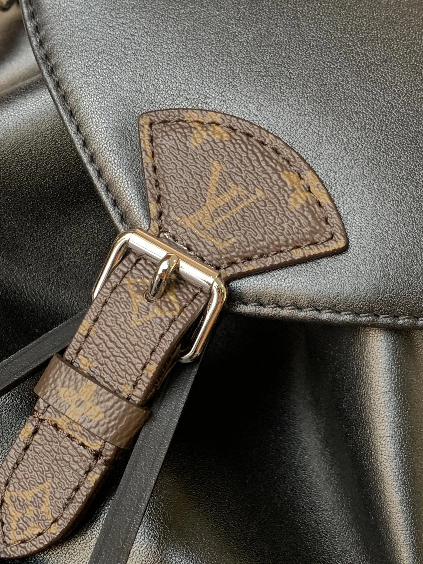 LV 羊皮 拉链前袋令小件物品稳妥随行 雙肩包 实用雙肩款