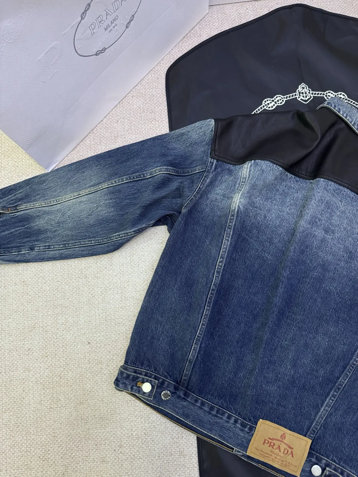 PRADA 皮革 牛仔 三角标 夹克外套 通勤休闲款