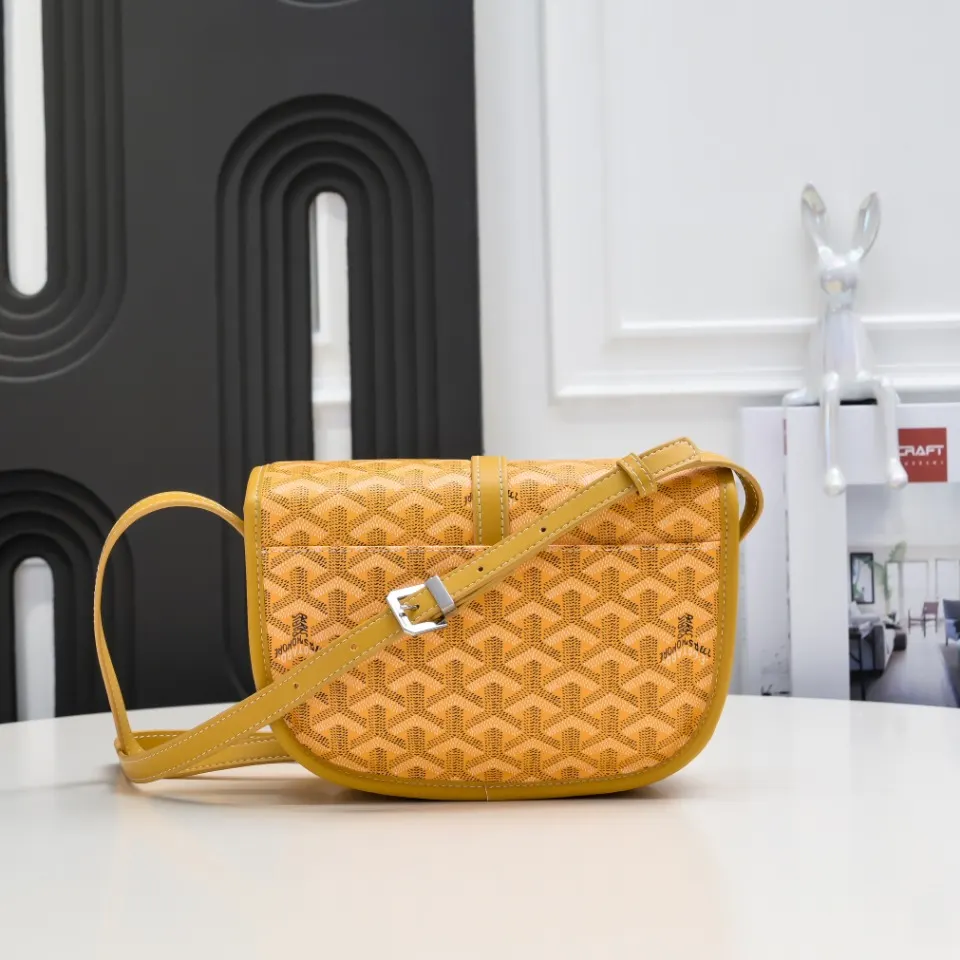 Goyard 黄色 皮质镶边以线条的方式凸显出包身轮廓 翻盖的皮质内衬亦 收纳包 旅行收纳款