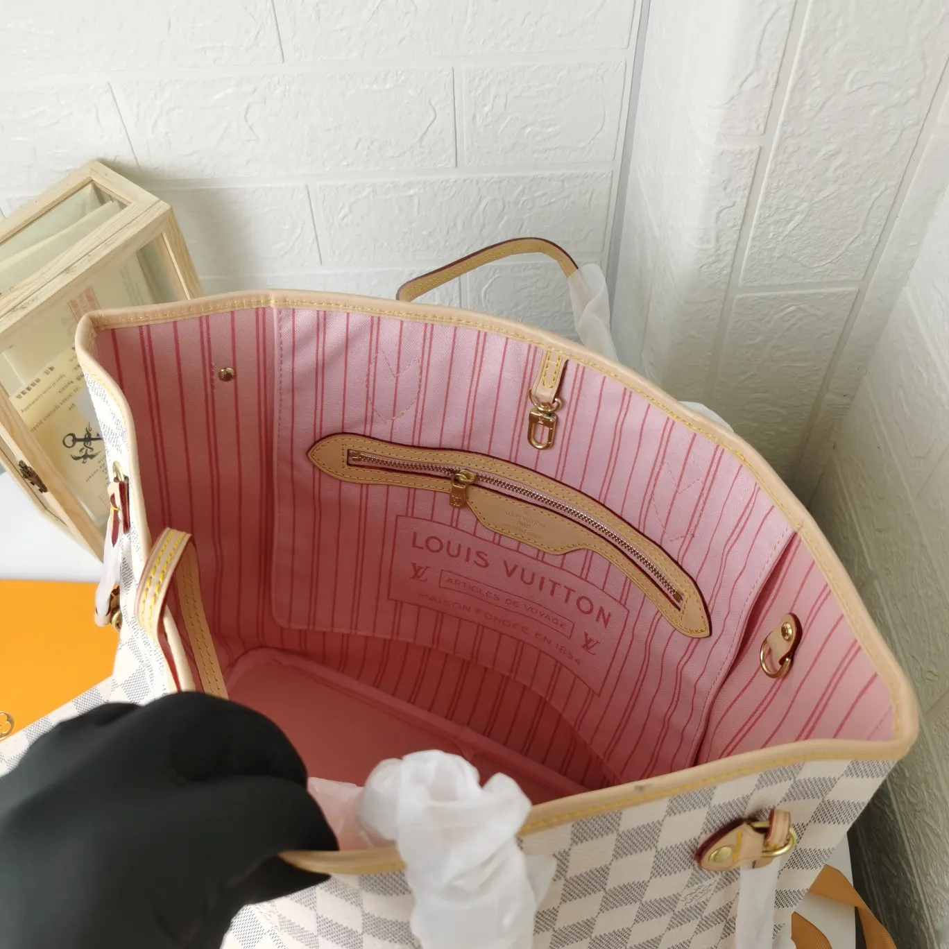 LV Neverfull 牛皮 手拿包 精致手拿款(數字9) LV Neverfull 牛皮 手拿包 精致手拿款(數字9)