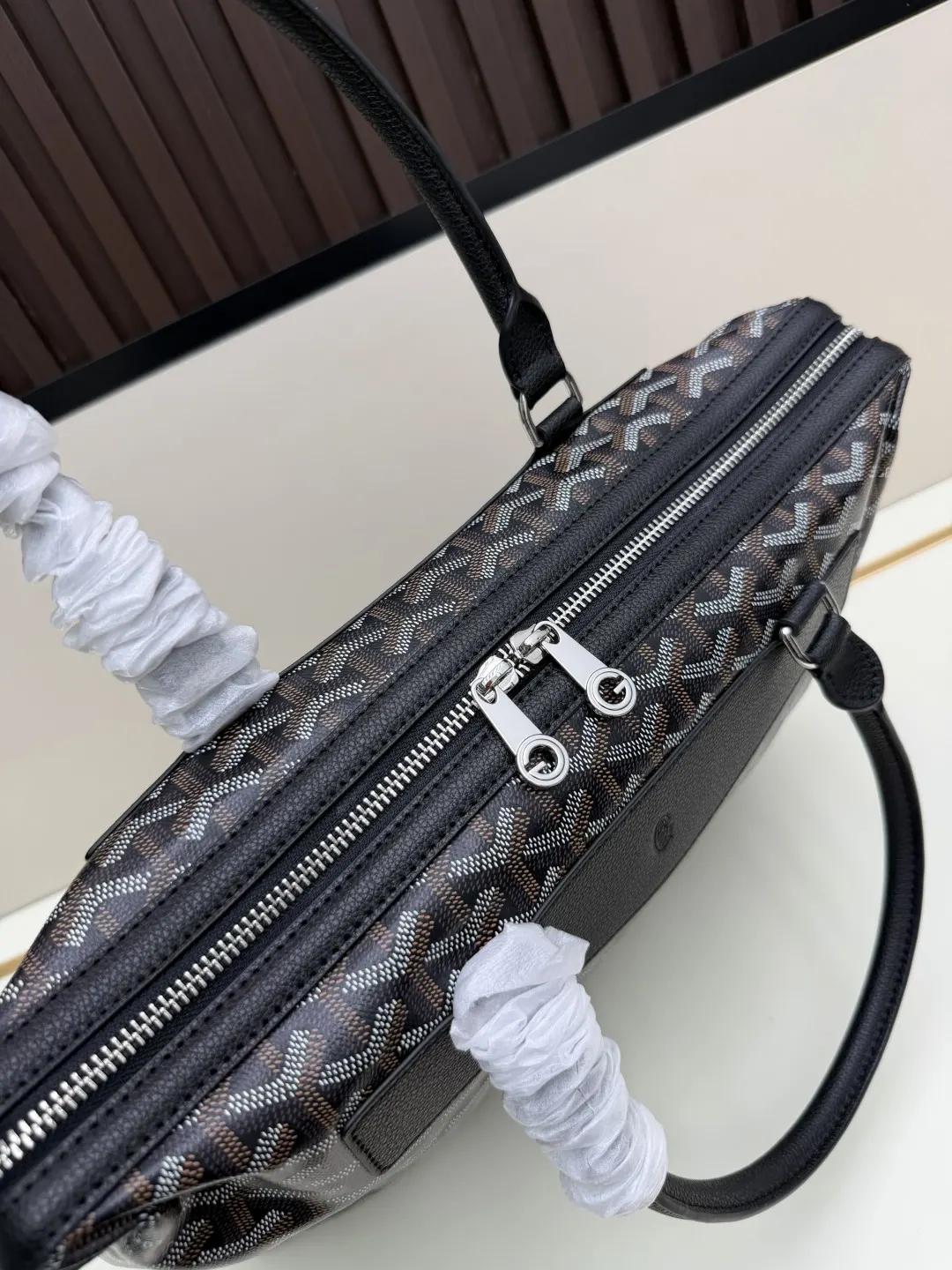 Goyard 它非常适合放置笔记本电脑 平板电脑或文件 公文包 商务通勤款