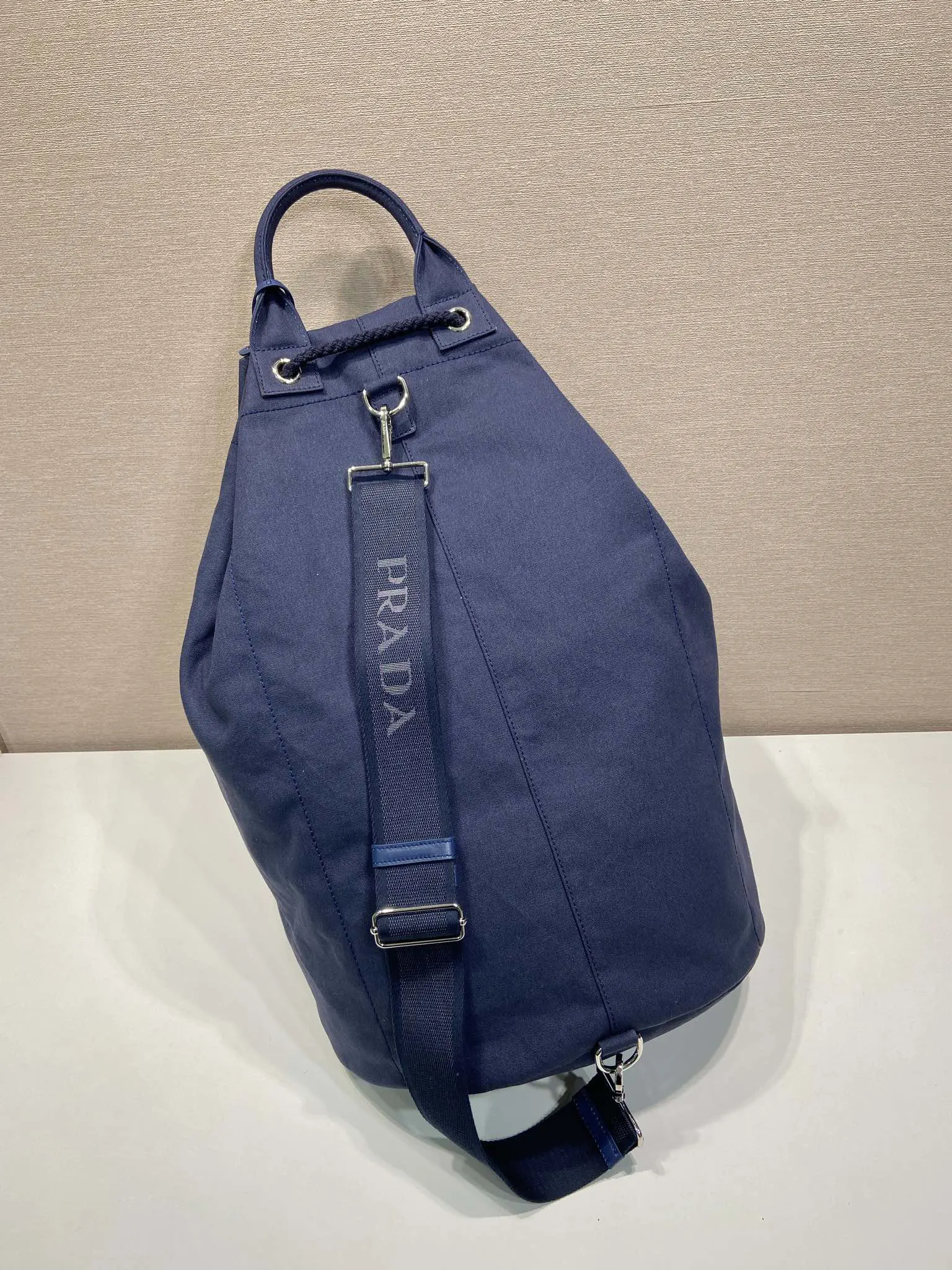 皮革 同色字母徽标刺繡注入独特經典格调 旅行袋 大容量旅行款