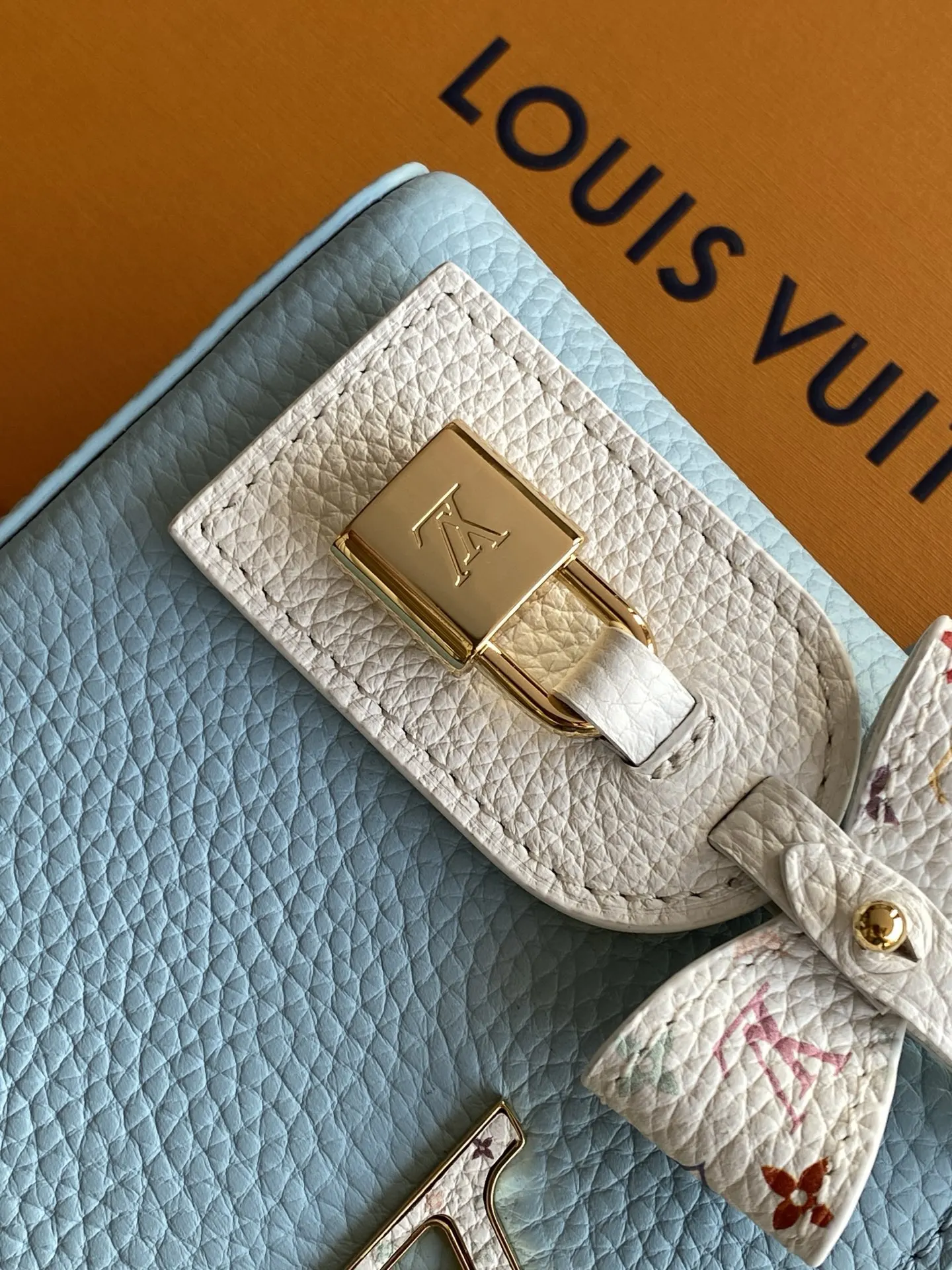 LV 黑色 白色 牛皮 字母和可拆卸 Mo肩带浸染明丽色调 致 收纳包 旅行收纳款