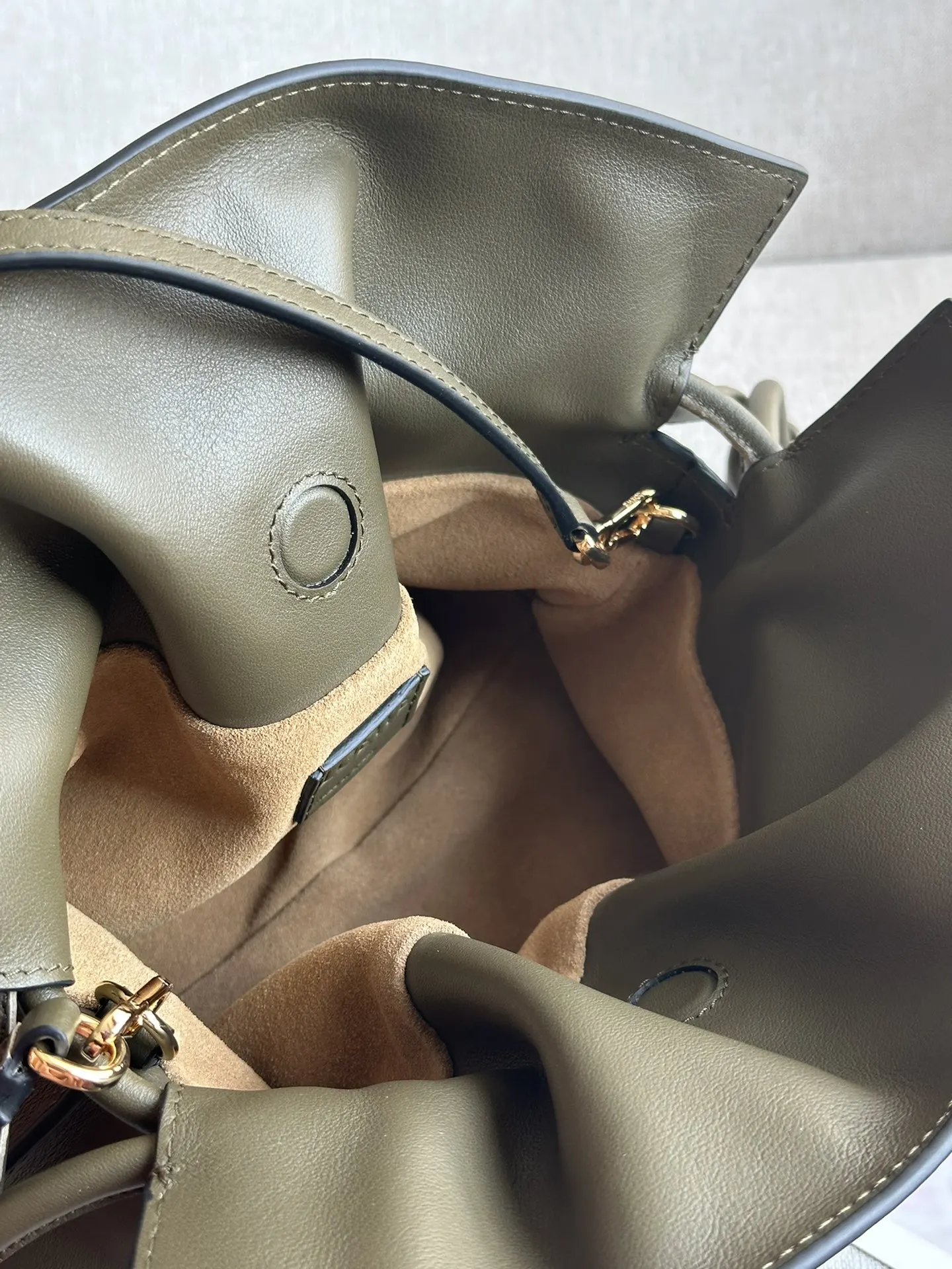 Loewe 金色 卡其 牛皮 手拿包 精致手拿款