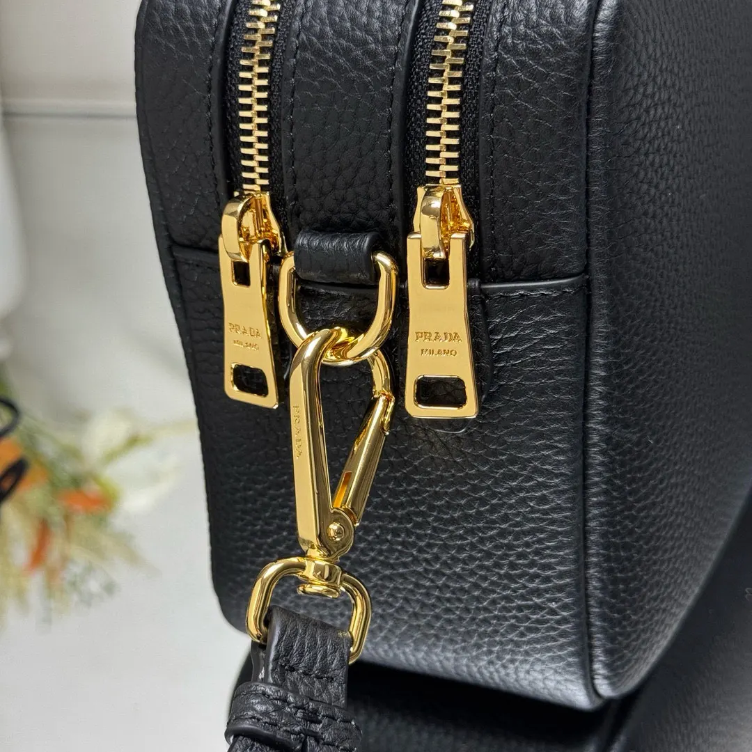 PRADA 牛皮 字母 Logo 双肩背包 轻便实用款