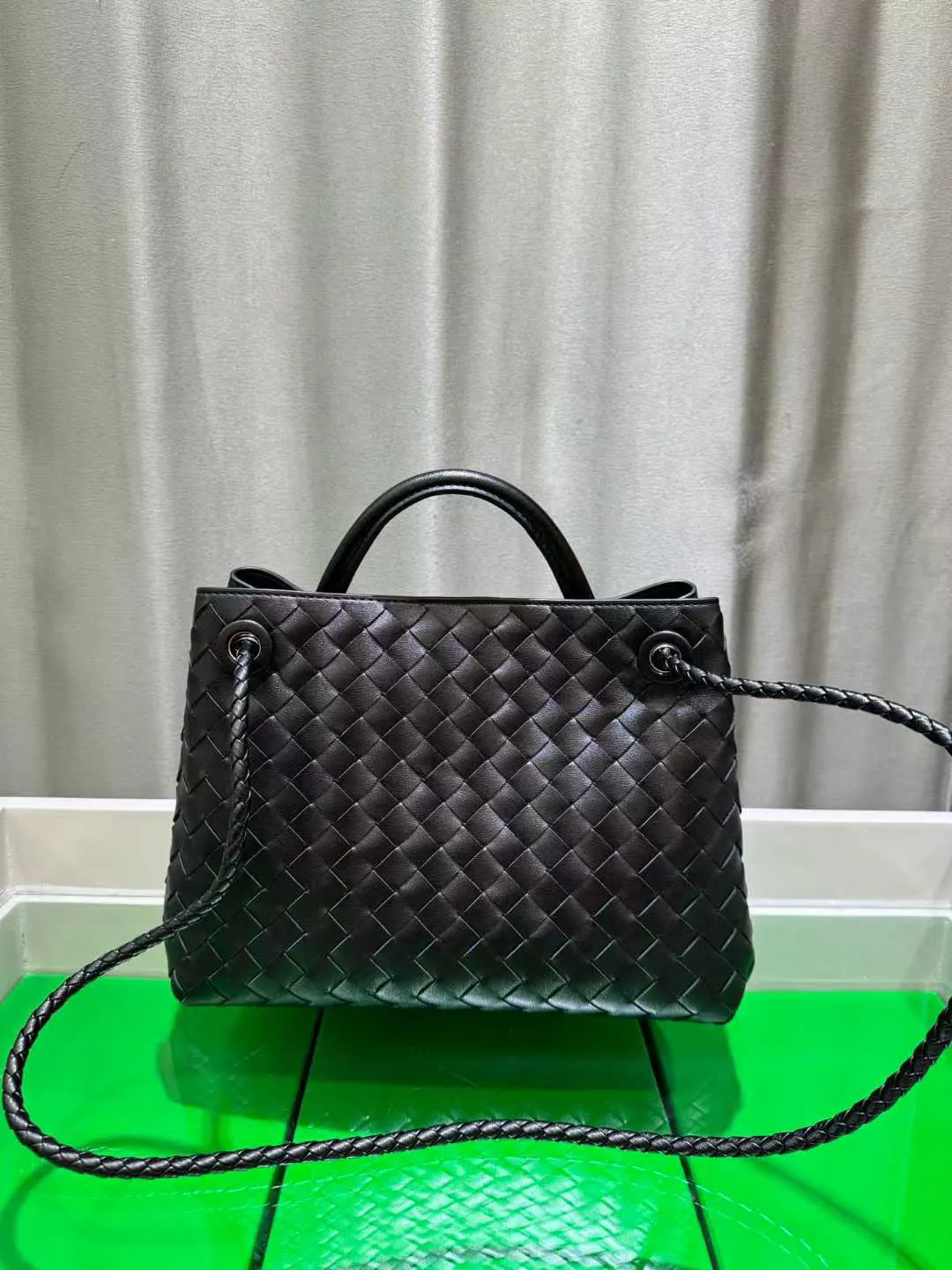 Bottega Veneta 黑色 银色 斜挎包 轻便斜挎款