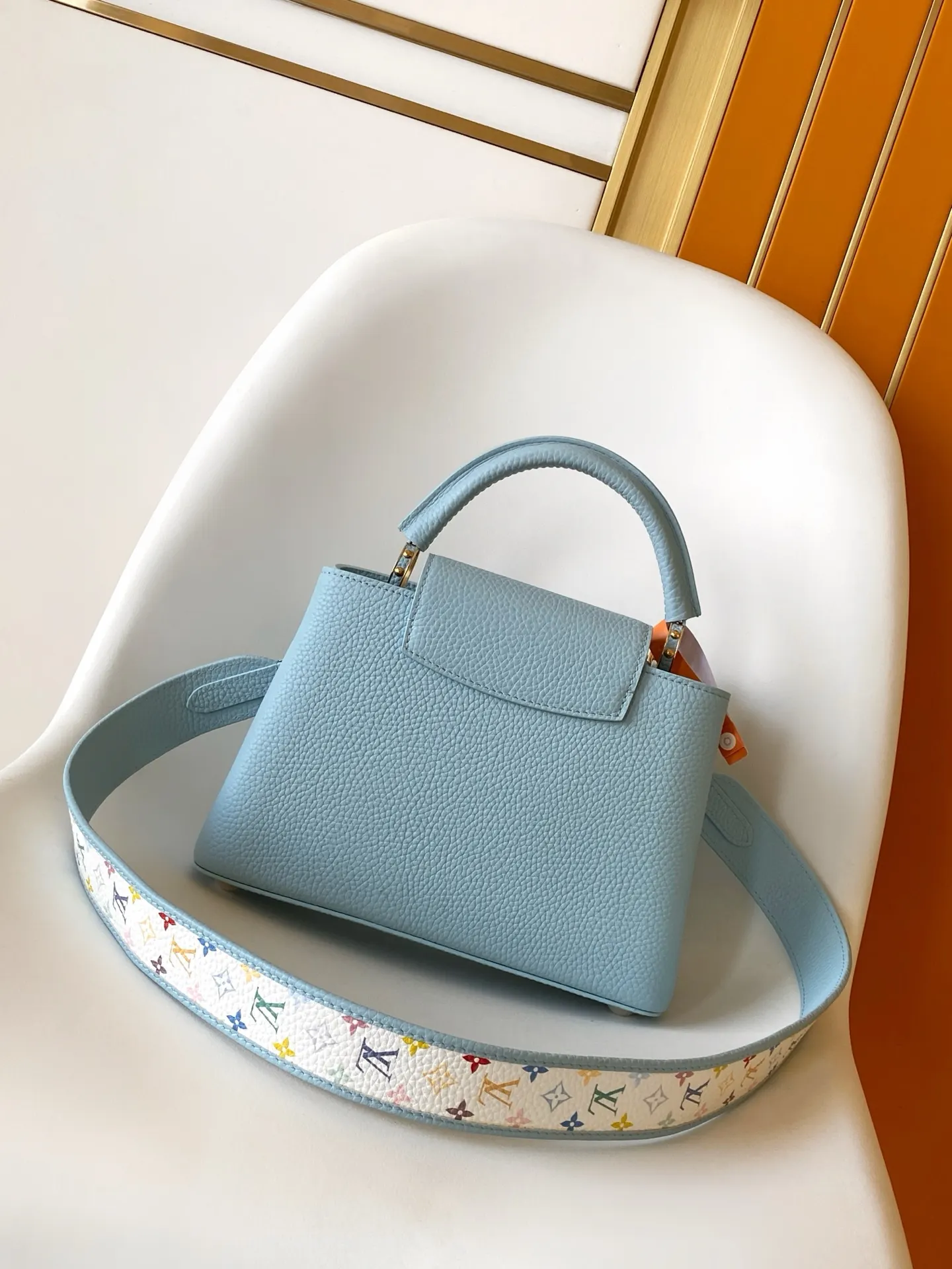 LV 黑色 白色 牛皮 字母和可拆卸 Mo肩带浸染明丽色调 致 收纳包 旅行收纳款