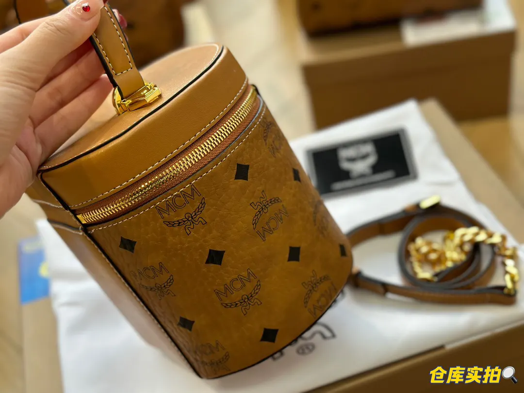 金色 牛皮 简直太好看了 各路明星的街拍包型 带着它出街简直就赚 链条包 精致链条款
