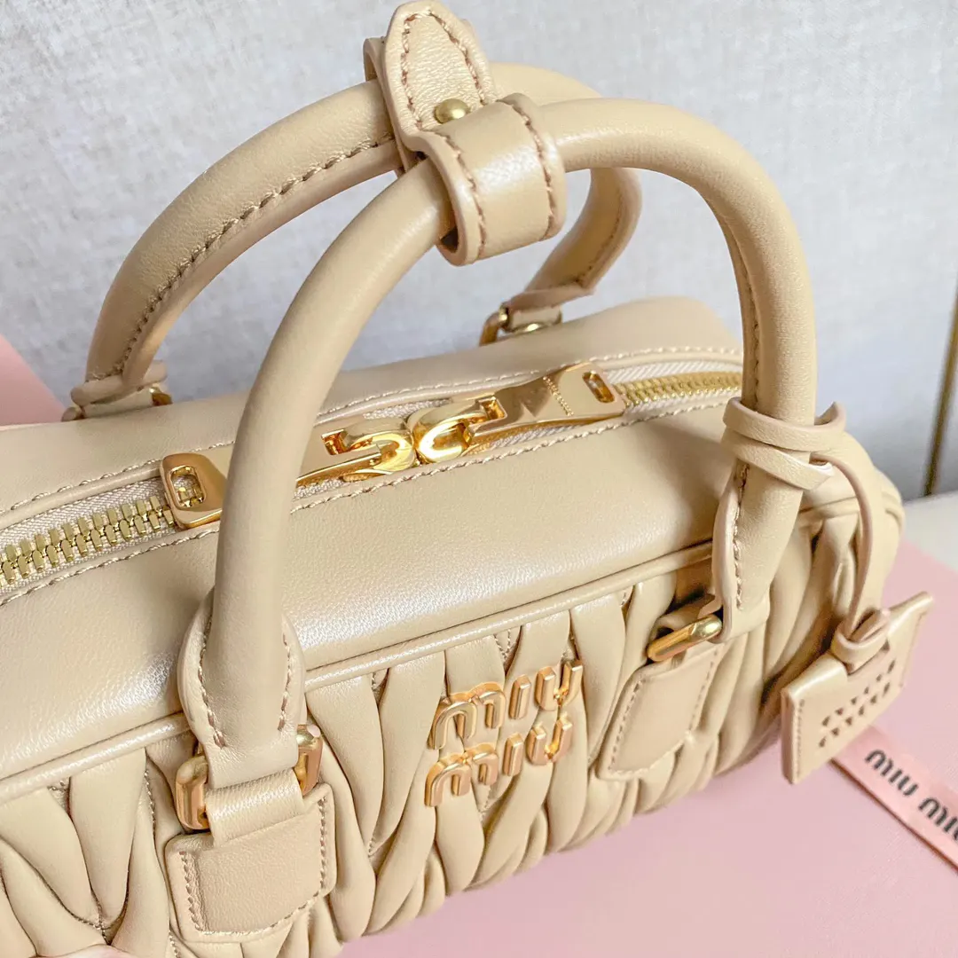Miu 羊皮 斜挎包 轻便斜挎款