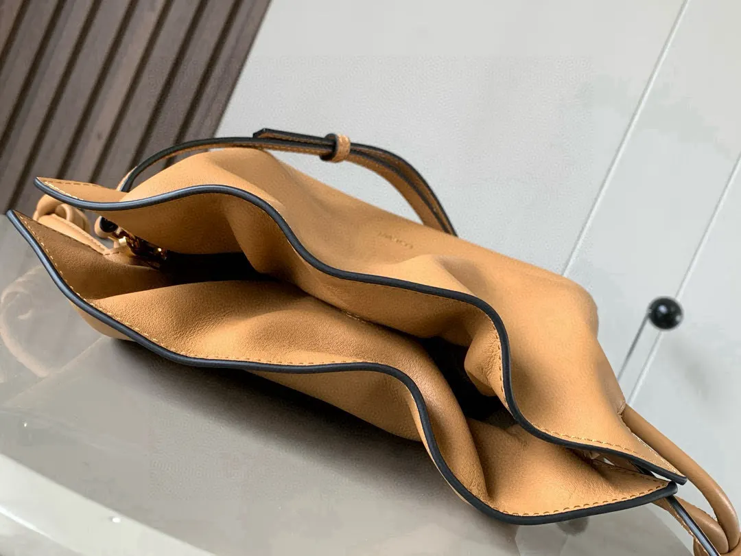 Loewe 小牛皮 托特包 大容量托特款