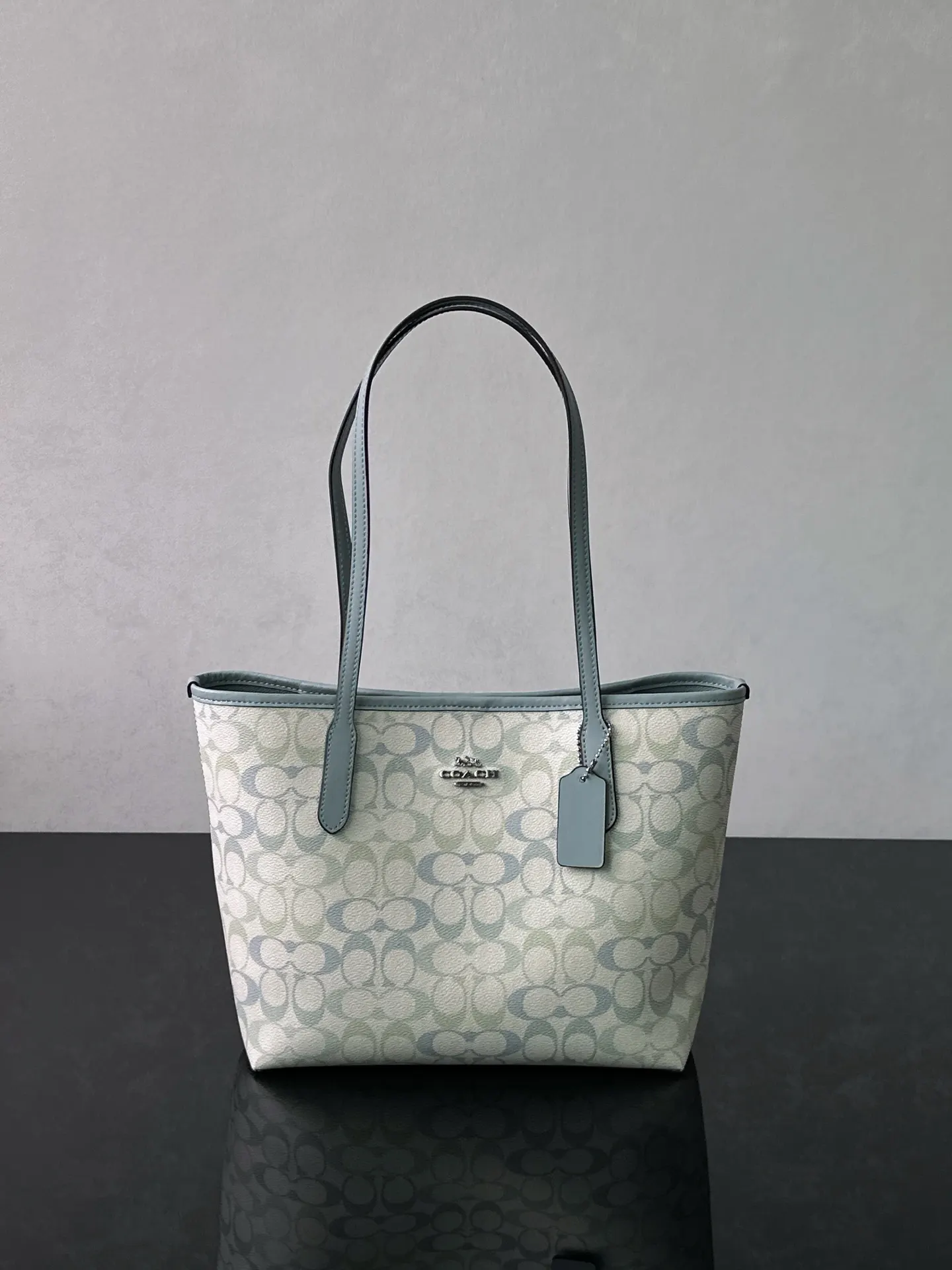 Coach 老花 卡其 经典老花涂层PVC材质 耐磨抗造 日常摩擦 轻微淋溅 托特包 大容量托特款