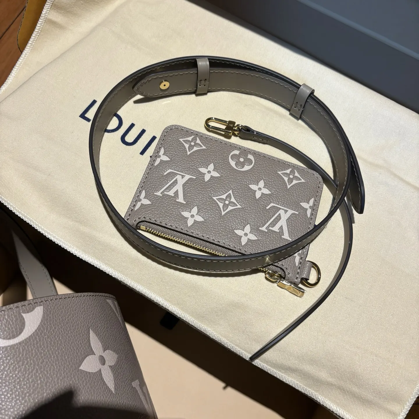 灰色 ALLINBB灰色手袋 客户定制的渠道 水桶包 休閒水桶款