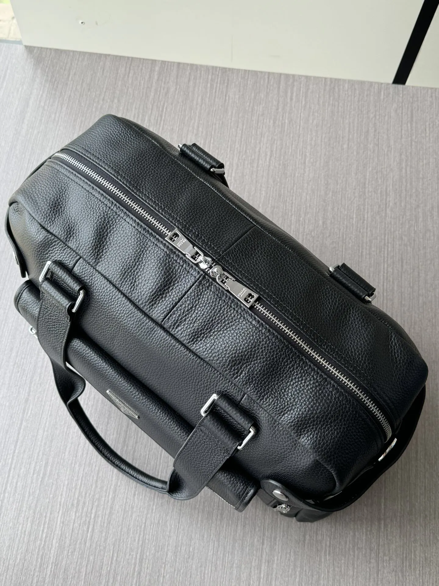 PRADA 黑色 牛皮 Logo 旅行包 轻便实用款