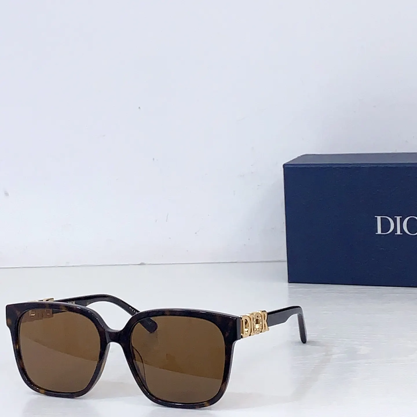 Dior 灰色方形太阳镜 复古遮阳款