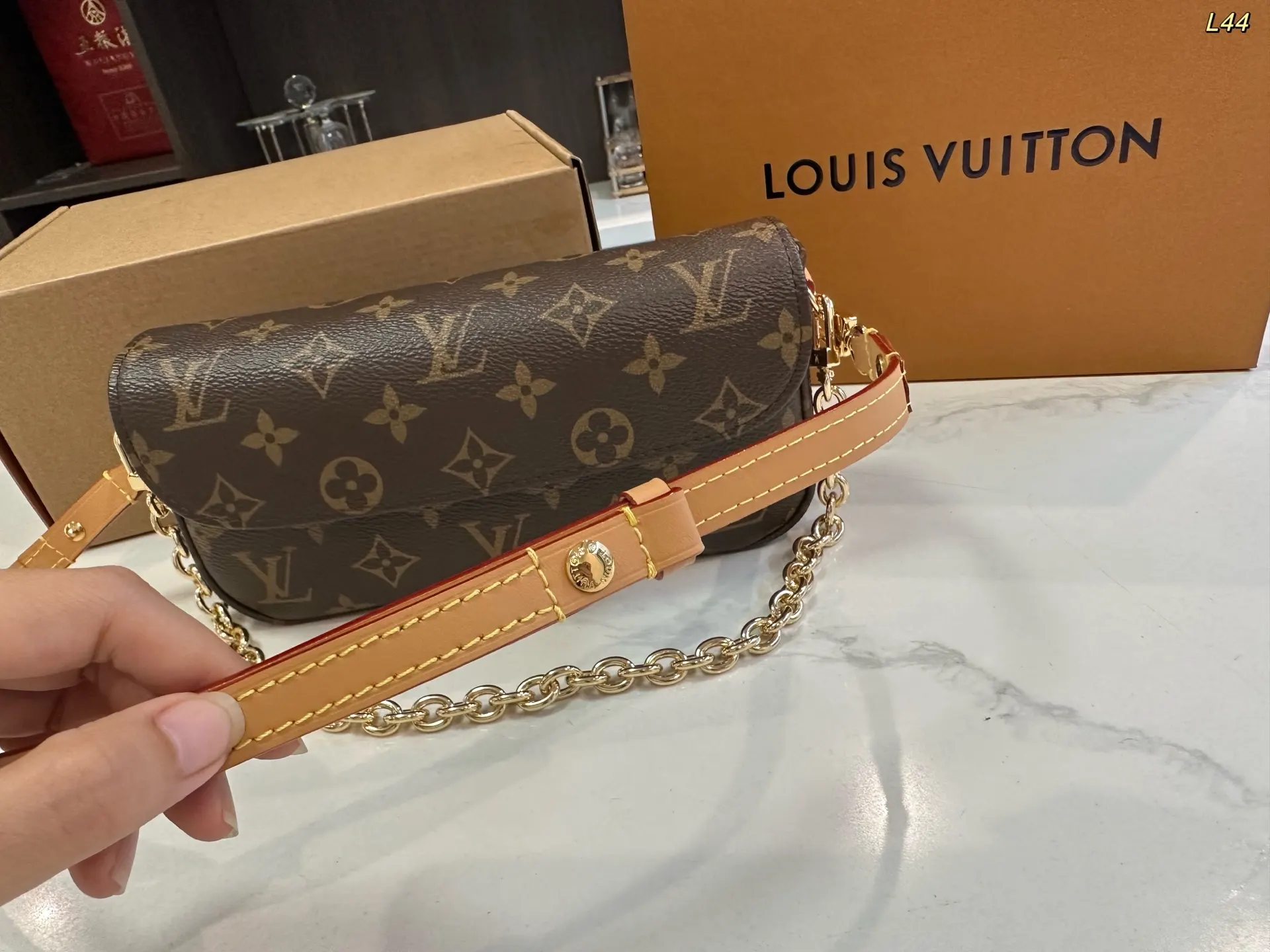 LV 钢五金 腋下包 复古腋下背款