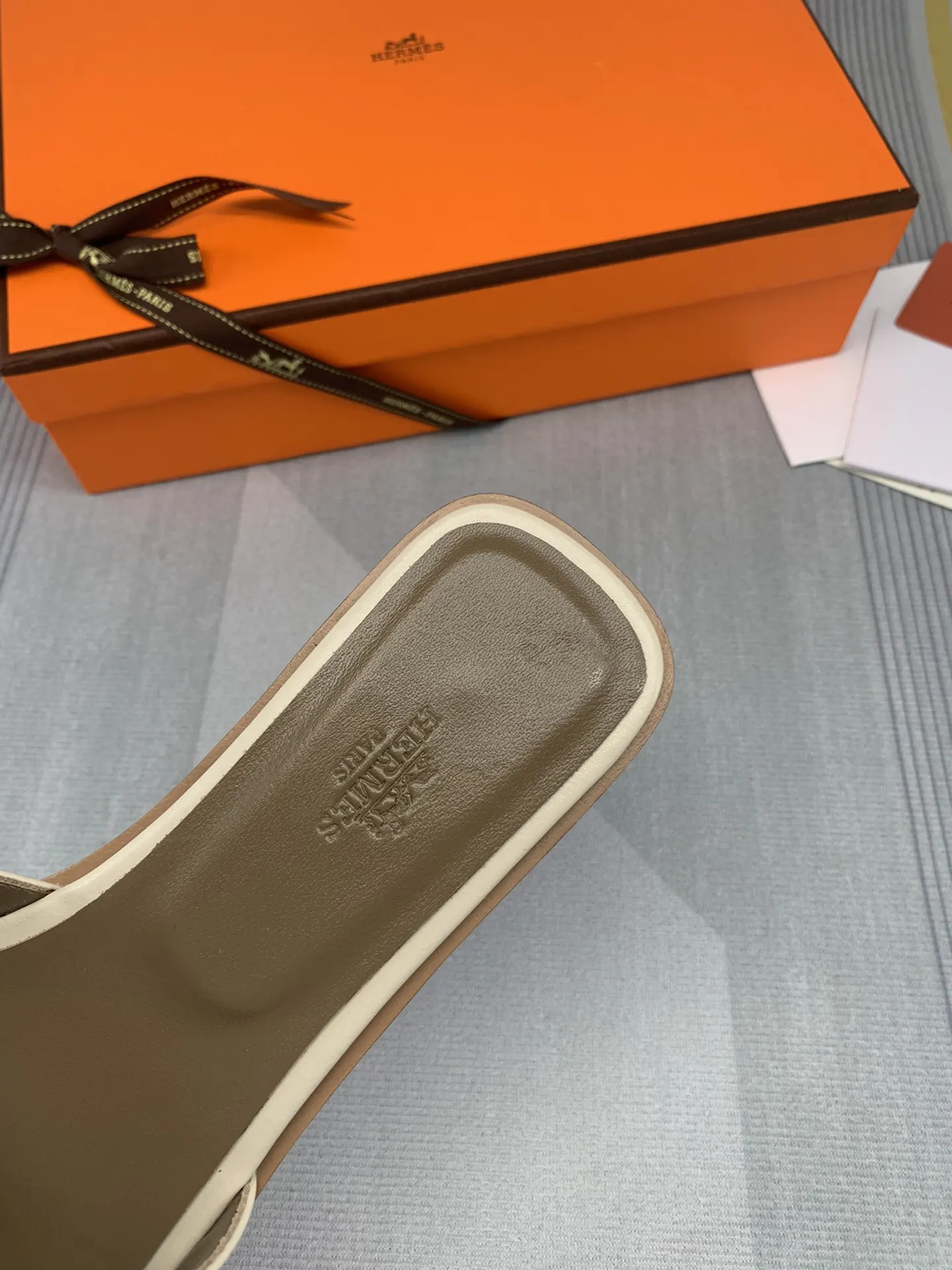 Hermès Oran 米白色 牛皮 拖鞋 舒适