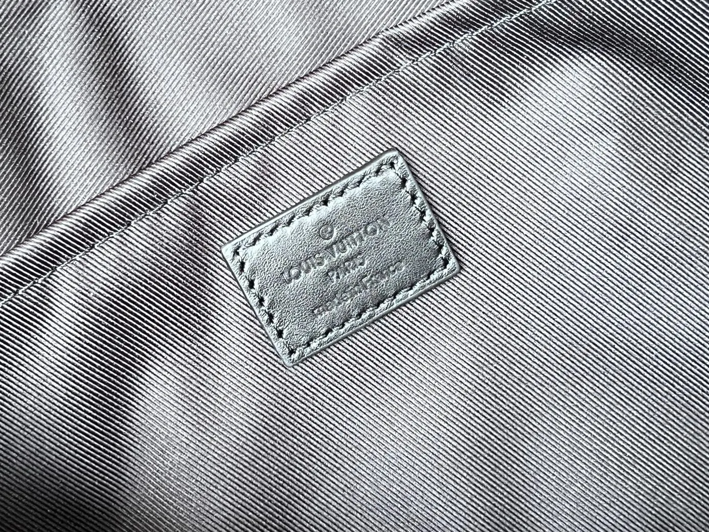 LV 小牛皮 钝角翻盖和磁扣开启充裕主隔层 拉链袋再添一重保护 腰包 休闲腰包款