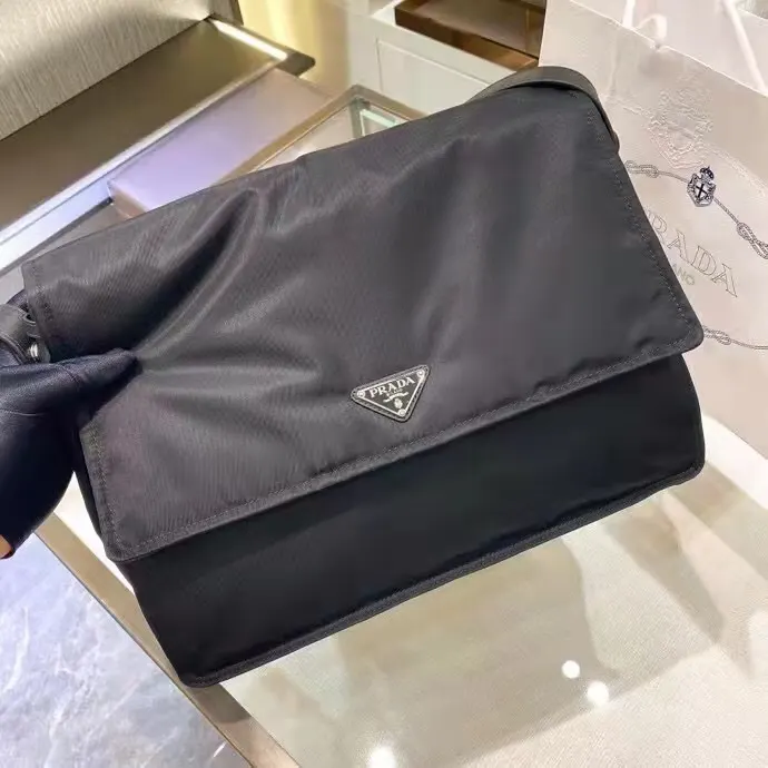 尼龍 邮差包 ⃣ 个包组合成 ⃣ 包两用多种背法 手拿包 精致手拿款