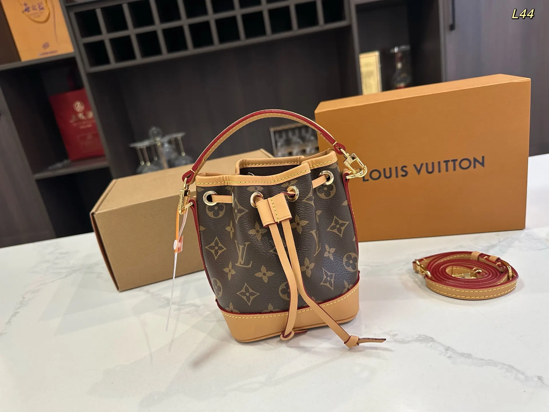 LV 钢五金 水桶包 休闲水桶款