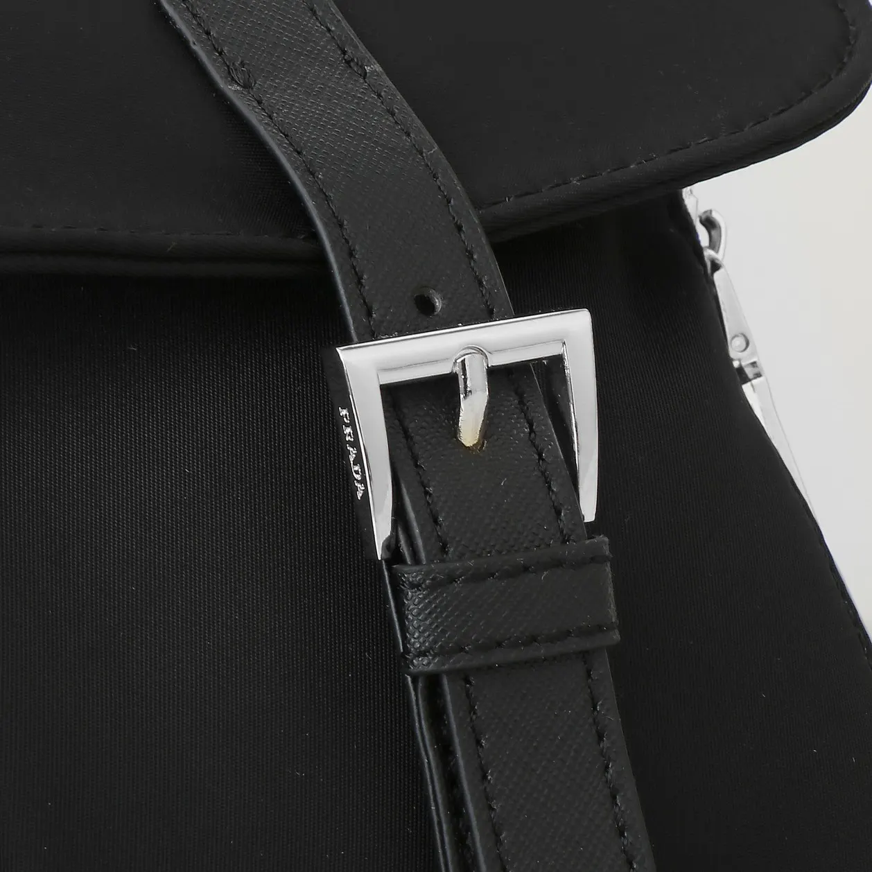 PRADA 银色 Re-Nylon尼龙 皮革 双肩背包 轻便实用款