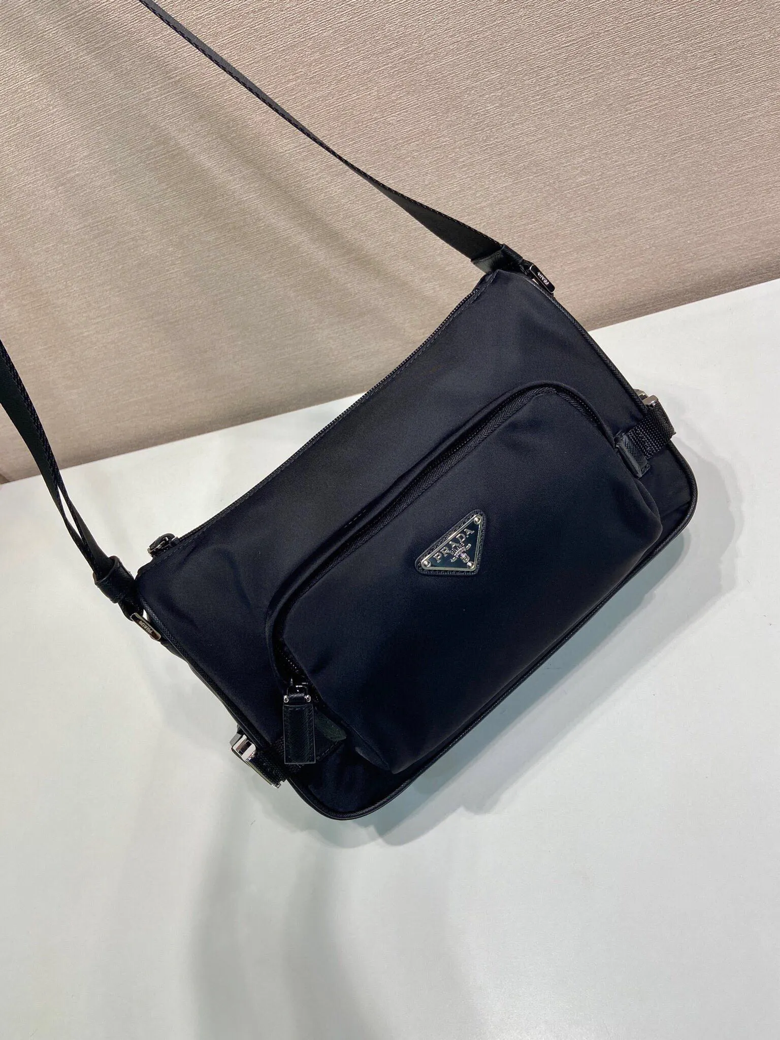Prada Re-Nylon 尼龙 Saffiano十字纹牛皮 三角标 邮差包 斜挎包