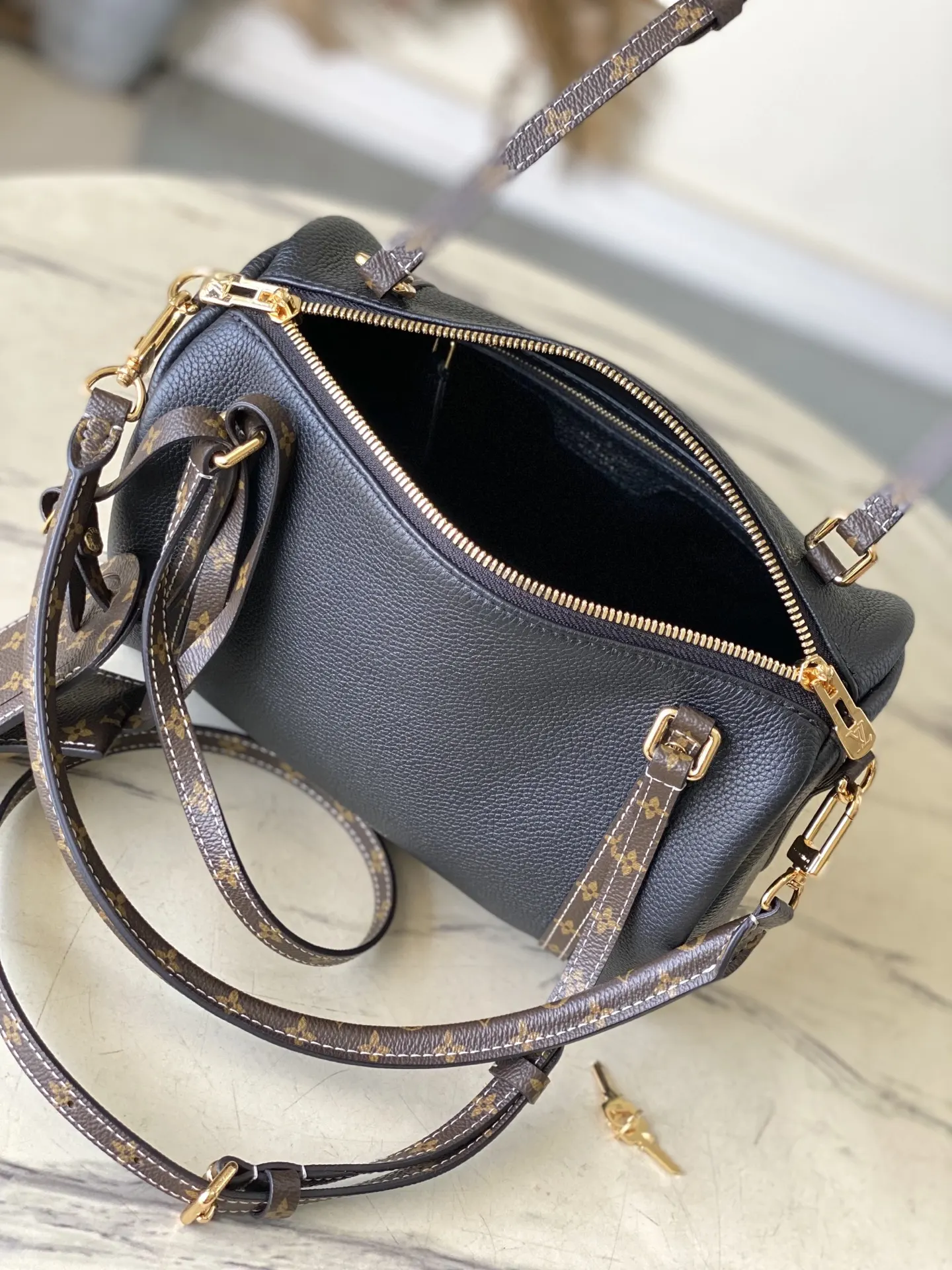 Louis Vuitton Black Suitcase Travel Lightweight Image 9 Louis Vuitton Black Suitcase Travel Lightweight Image 9