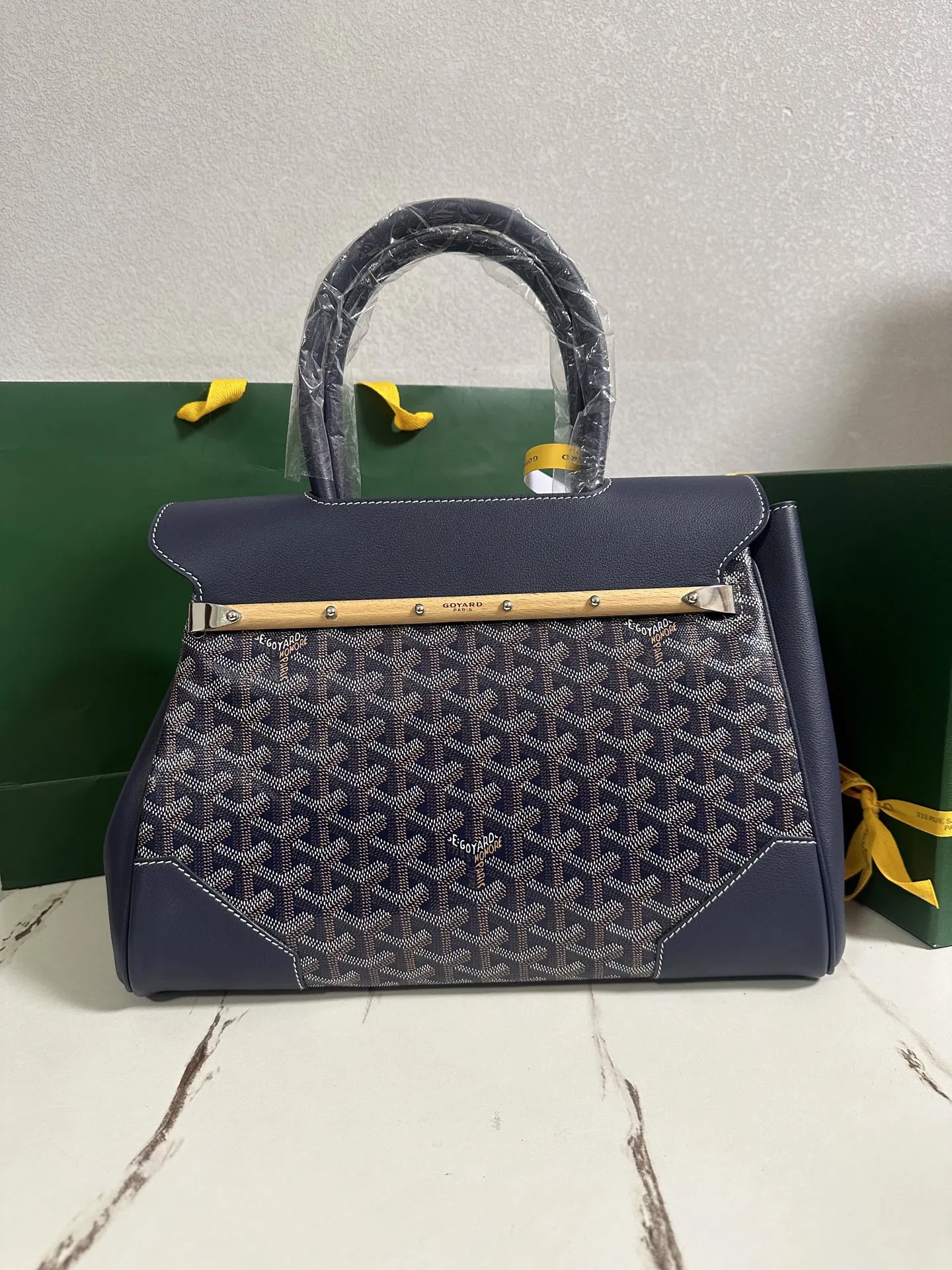 Goyard 小牛皮 无论包是打开还是合上 在内还是在外 它都能与女性生活 托特包 大容量托特款