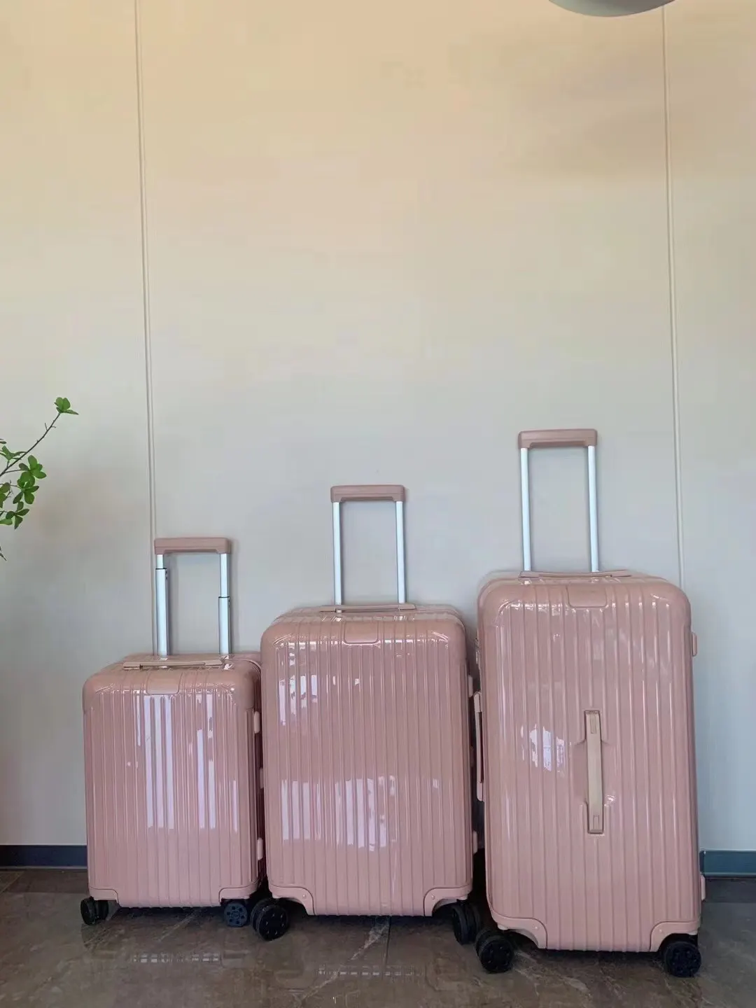 黑色 白色 RIMOWA 日默瓦Essential 系列旅 行李箱 旅行拉杆款 輕便出行款(數字5) 黑色 白色 RIMOWA 日默瓦Essential 系列旅 行李箱 旅行拉杆款 輕便出行款(數字5)