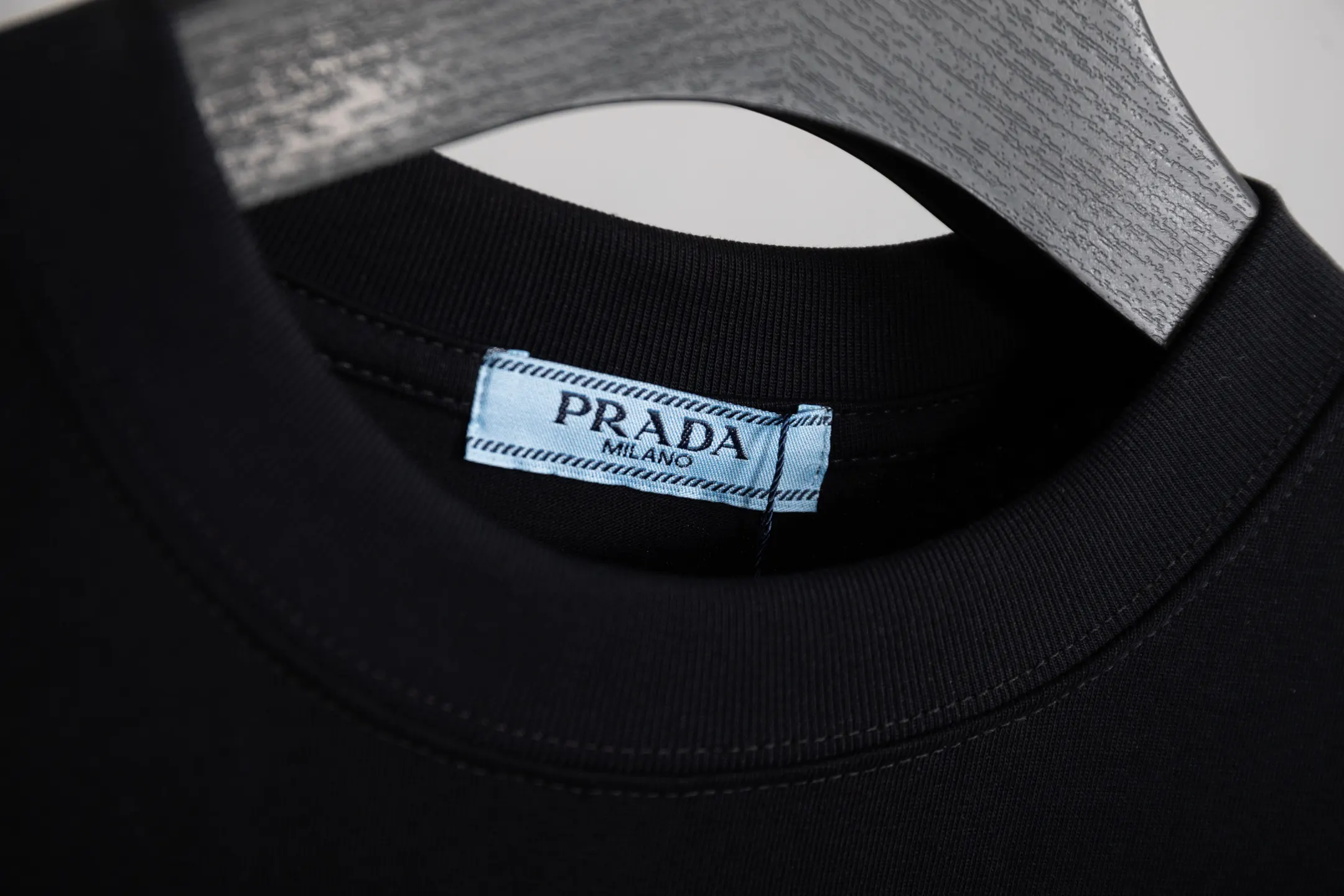 Prada 云雾立体字母刺绣 短袖T恤 高克重休闲