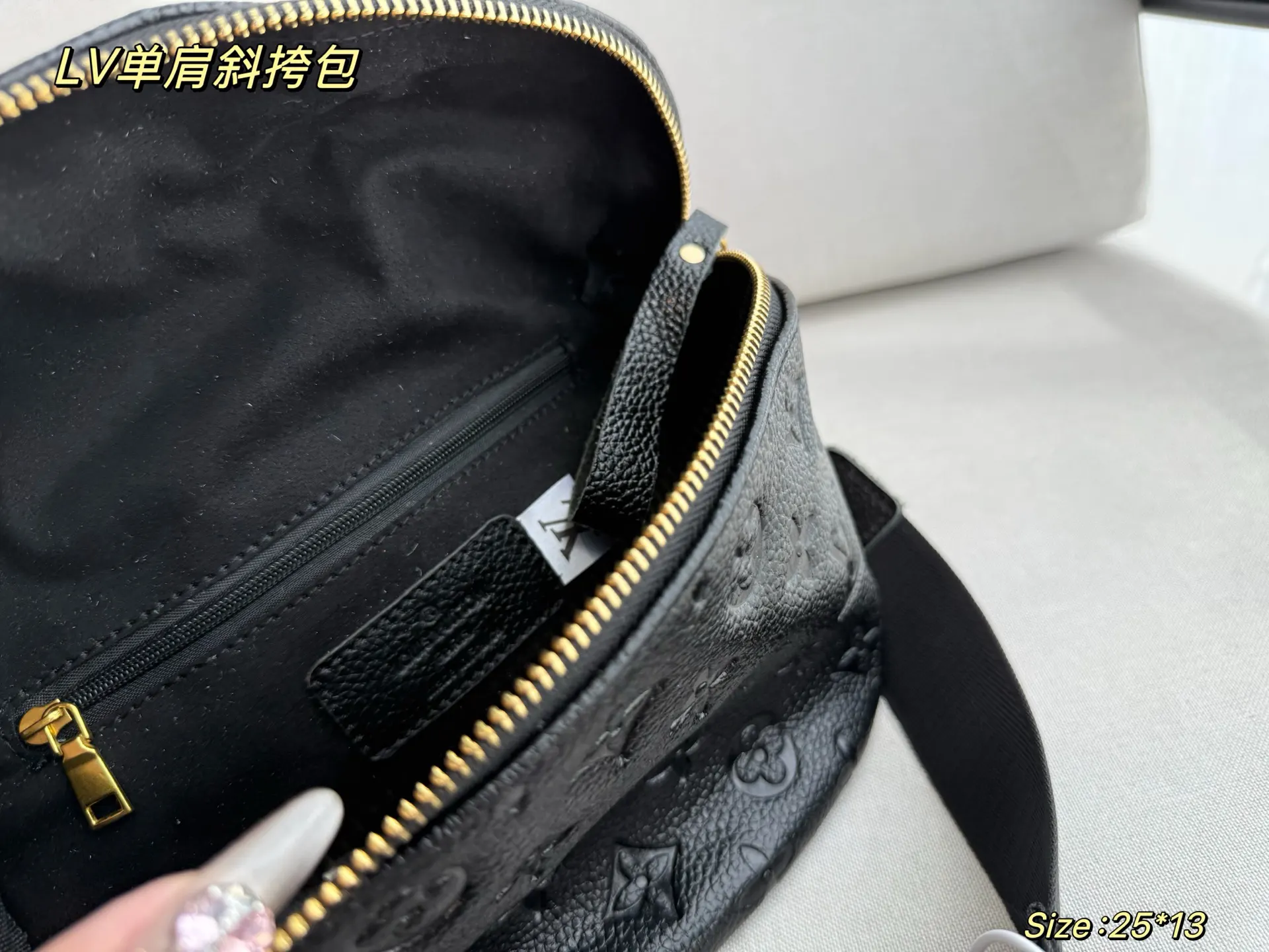 LV 黑色 装 Bu ag全皮压花黑色 最近 火的Bum 斜挎包 轻便斜挎款