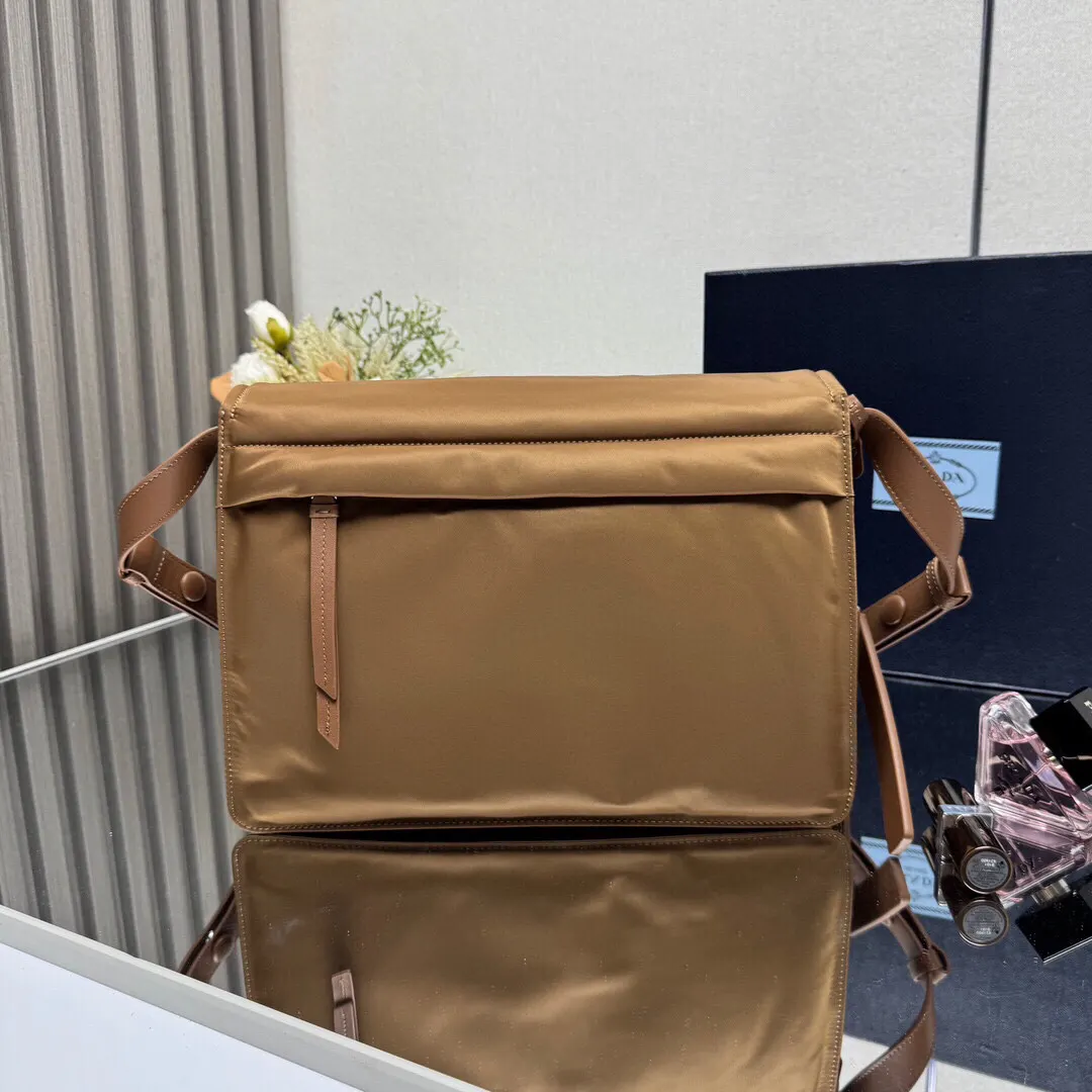 Prada Re-Nylon 尼龙 皮革 邮差包 斜挎包