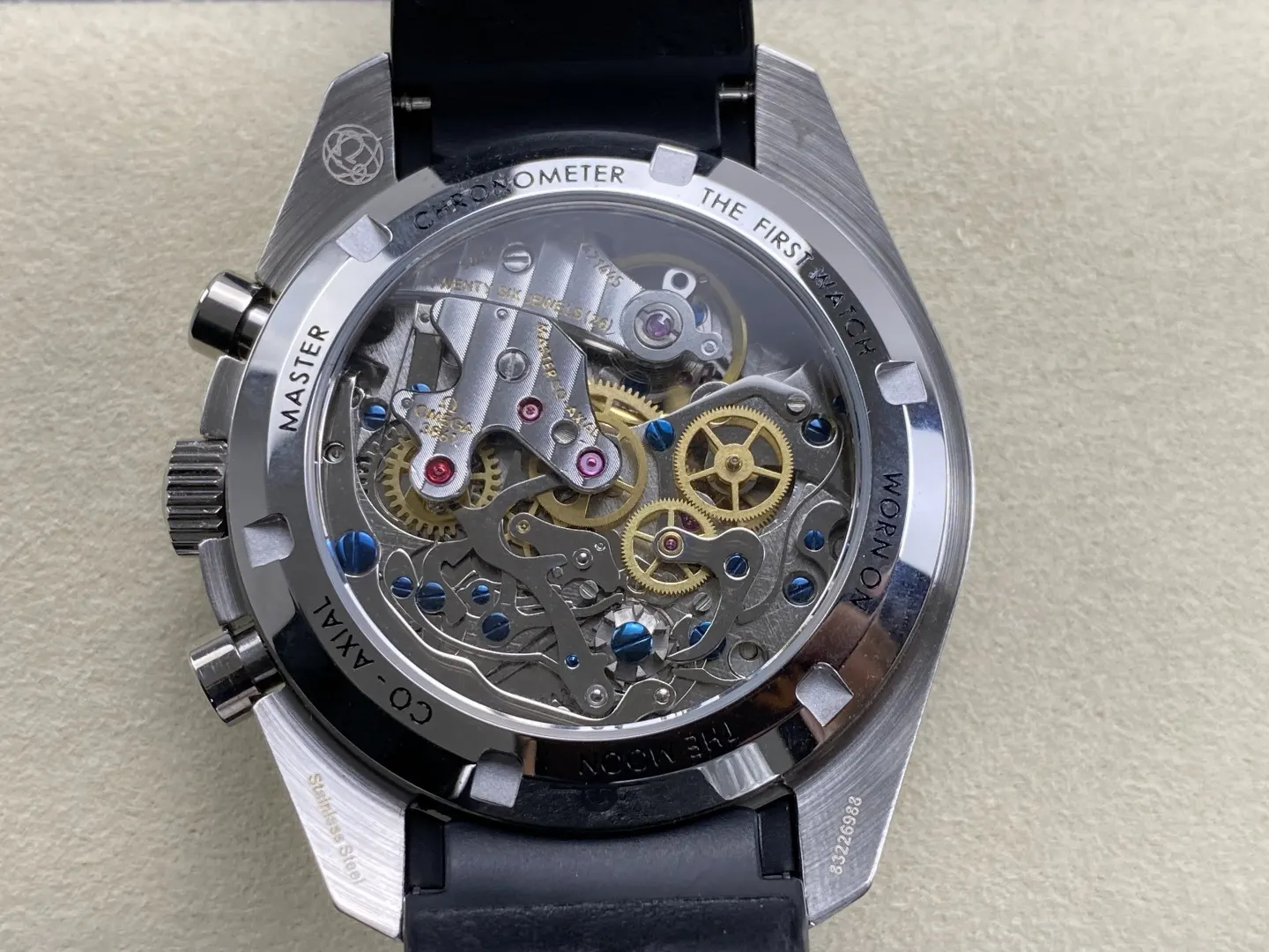 Omega 其造型灵感源自登上月球的第四代超霸腕表的不对称表壳 手錶 經典腕表款