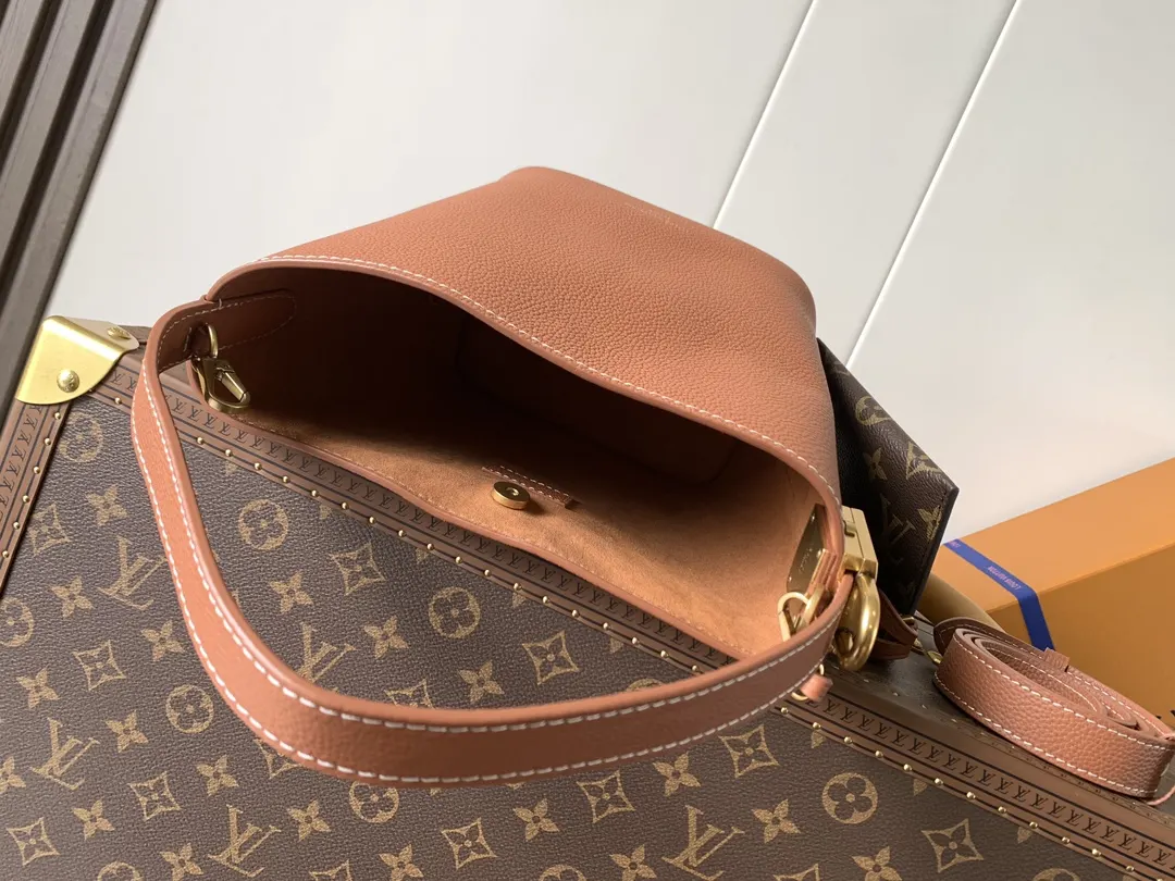 LV 黑色 棕色 牛皮 收納包 旅行收納款(數字9) LV 黑色 棕色 牛皮 收納包 旅行收納款(數字9)