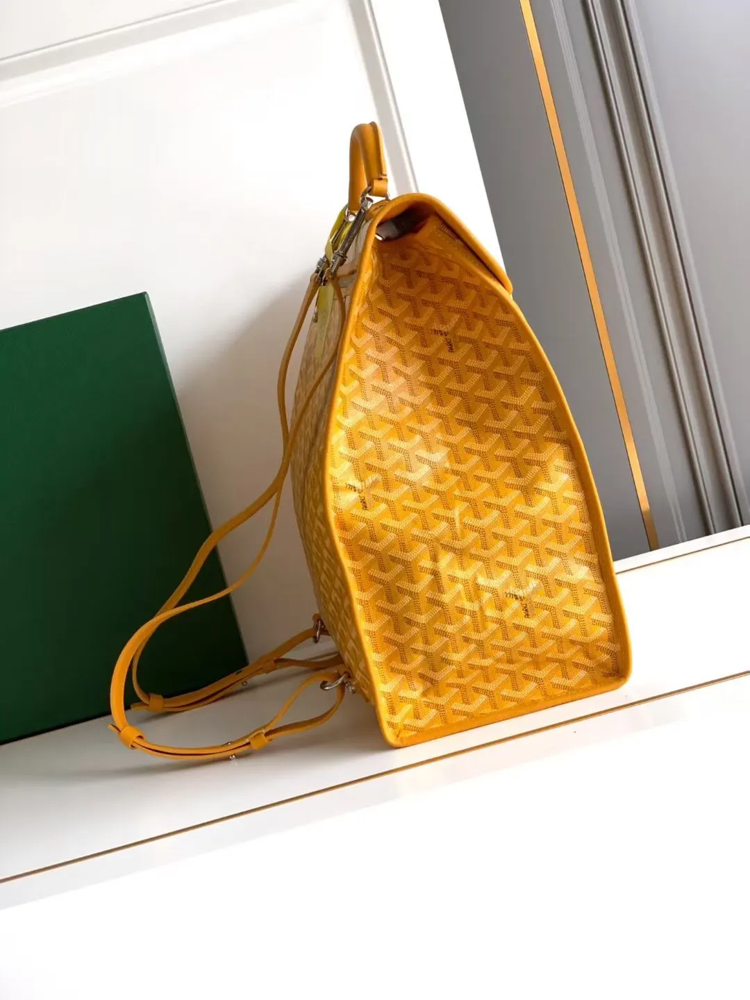 Goyard 黃色 利用位于包背面的按扣可以将它完全折叠 轻松存放入手提 雙肩包 实用雙肩款