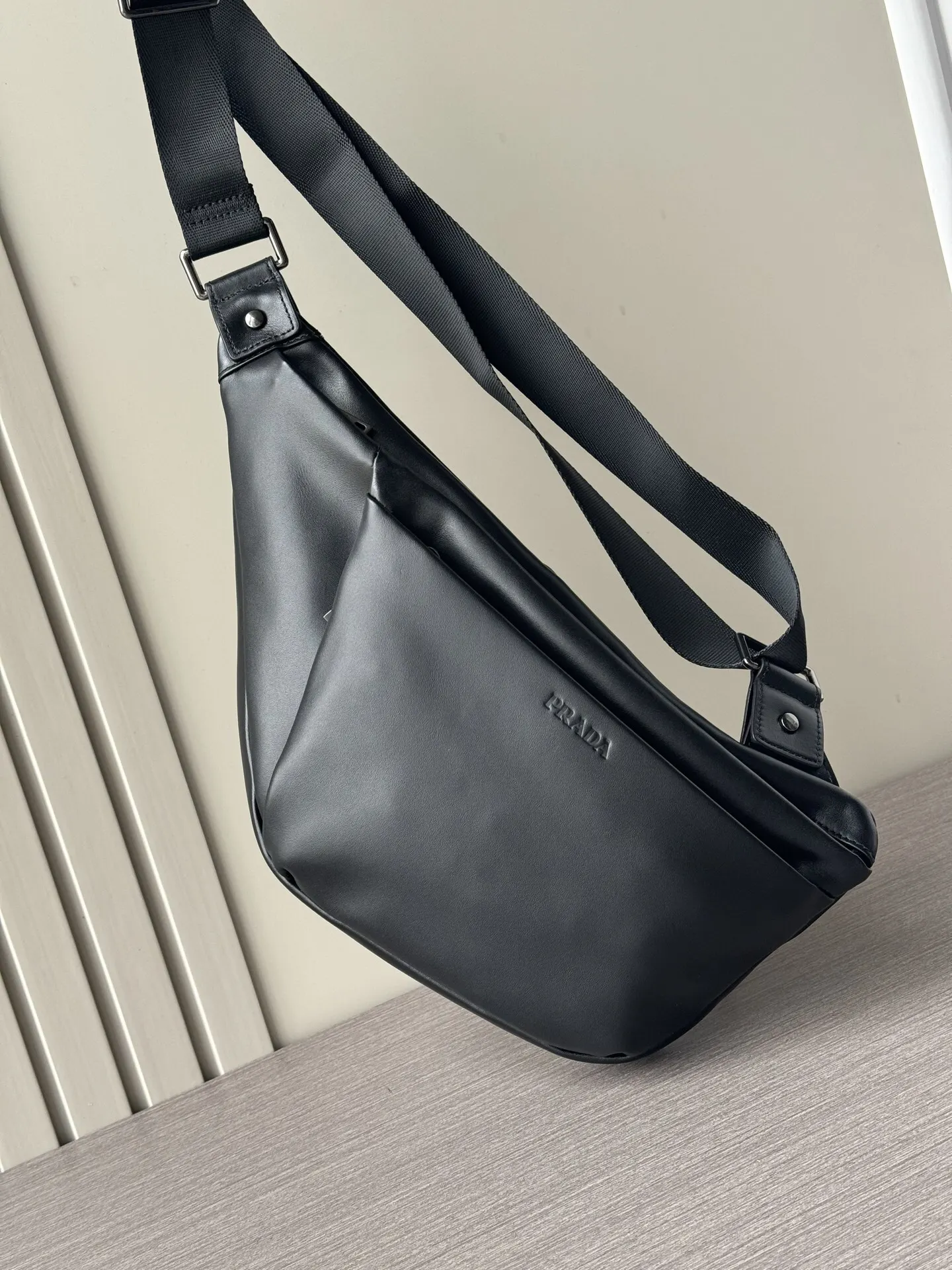 Prada 黑色 牛皮 Logo 腰包 轻便实用