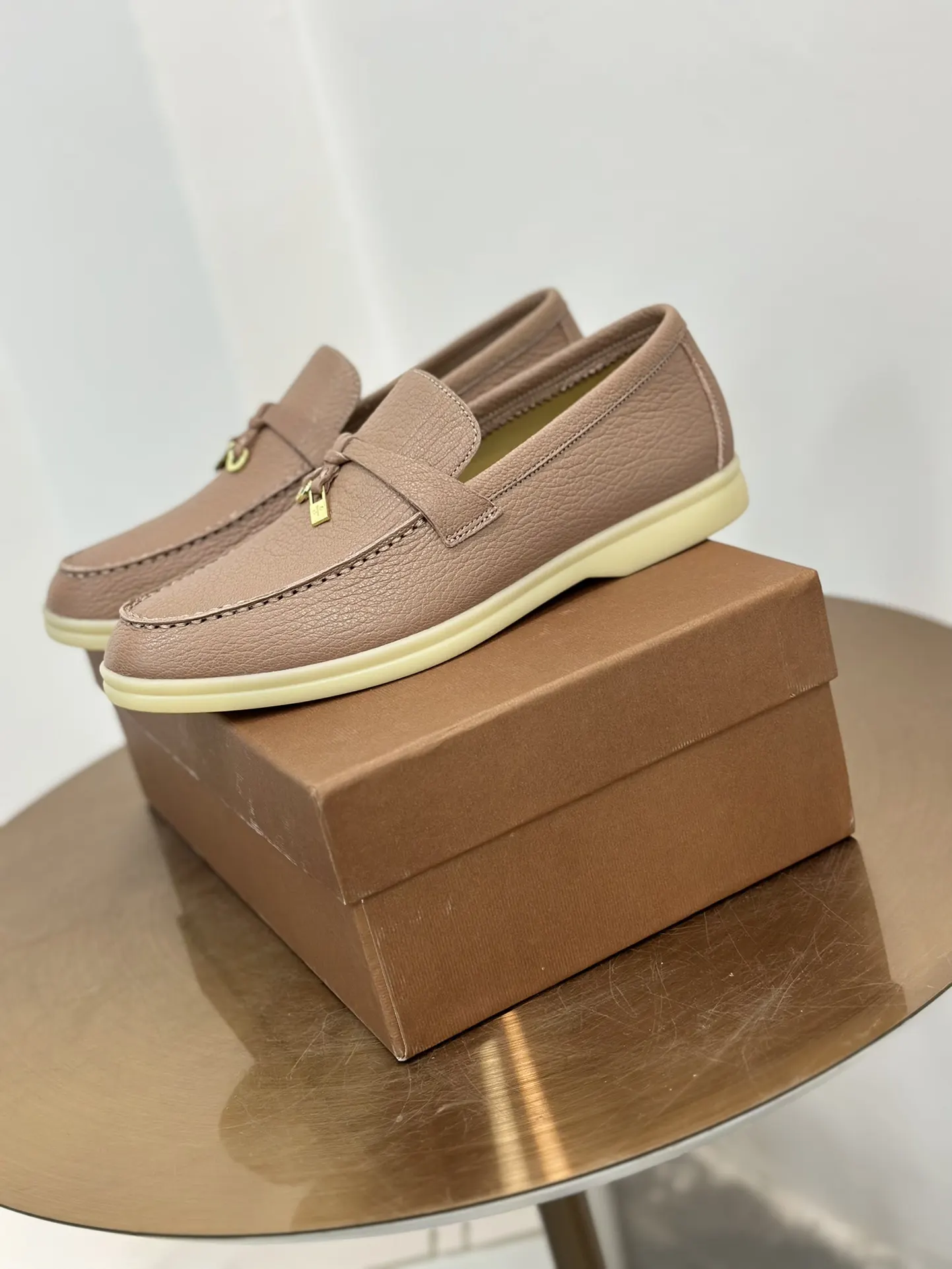Loro Piana 拖鞋 轻便舒適款(數字5) Loro Piana 拖鞋 轻便舒適款(數字5)