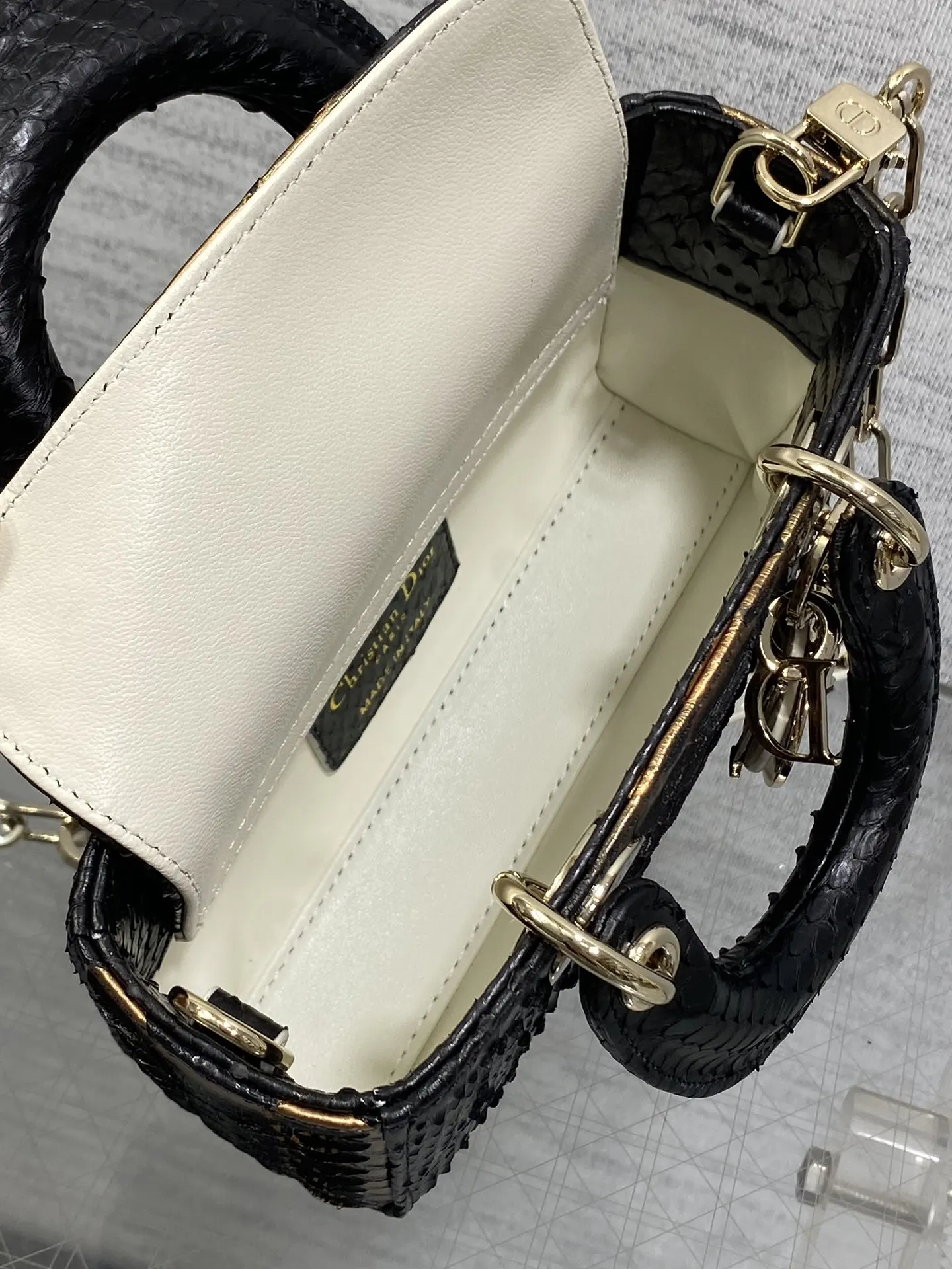 Dior 进口 蛇皮横款戴妃包 Lady横版戴妃珍稀 手提包 通勤手提款(數字9) Dior 进口 蛇皮横款戴妃包 Lady横版戴妃珍稀 手提包 通勤手提款(數字9)