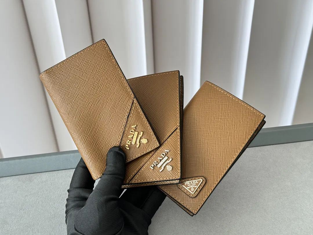 PRADA 2MC101 咖啡色 钱包 实用卡夹款