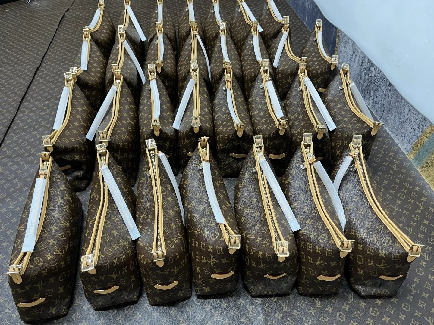 CarryAll EAST WEST 手袋 渠道 水桶包 休閒水桶款
