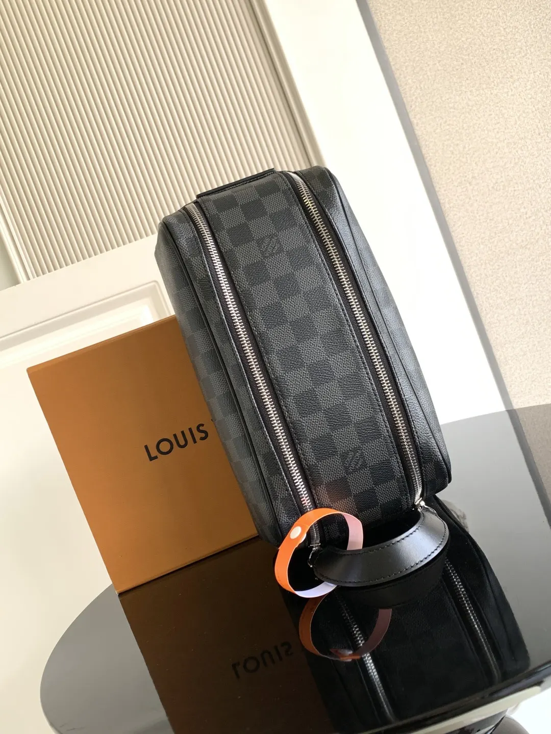 LV 牛皮 皮质宽手柄可舒适提携 亦可置于挂钩上 实乃不可或缺的 收纳包 旅行收纳款
