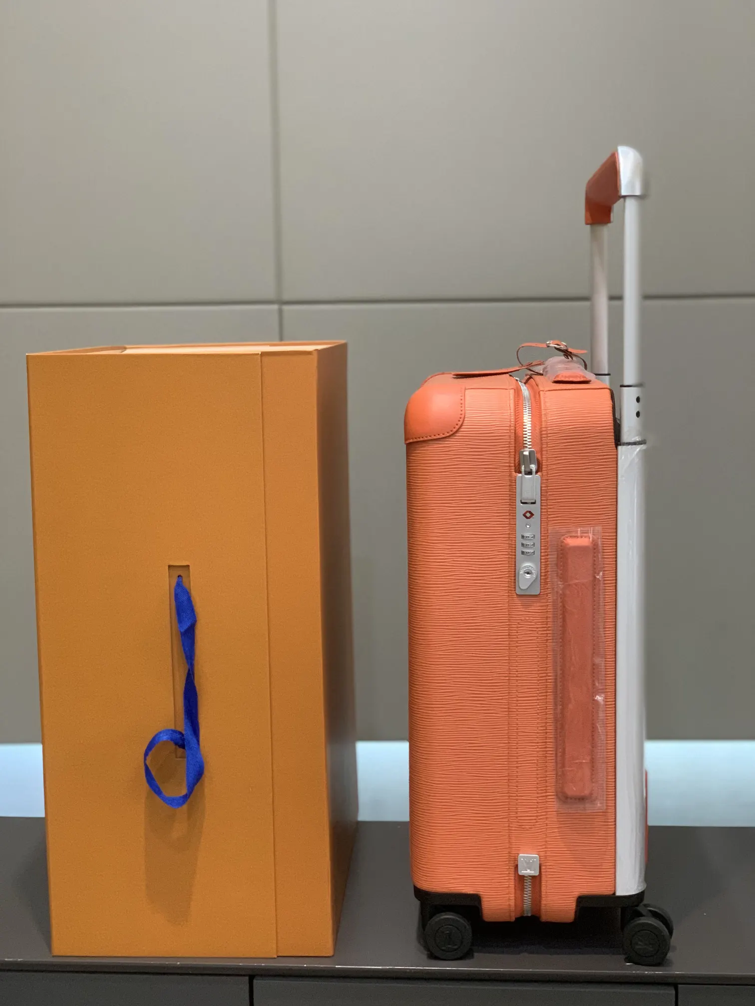 LV Horizon Orange Rolling Luggage Image 8 LV Horizon Orange Rolling Luggage Image 8