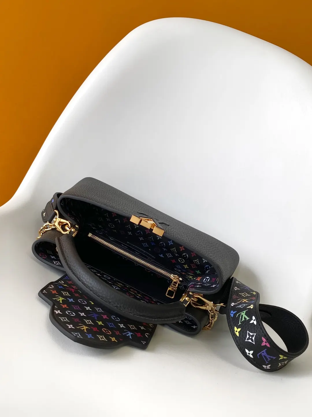 LV 黑色 白色 牛皮 字母和可拆卸 Mo肩带浸染明丽色调 致 收纳包 旅行收纳款