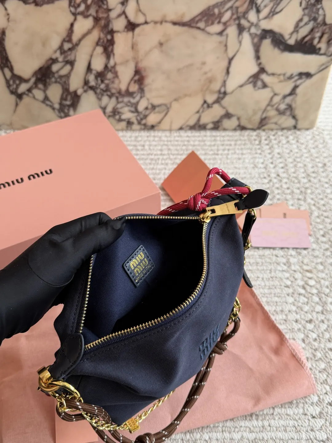 Miu 帆布 miumiu饭盒包 miumiu 这包时髦又能装 饭 手拿包 精致手拿款