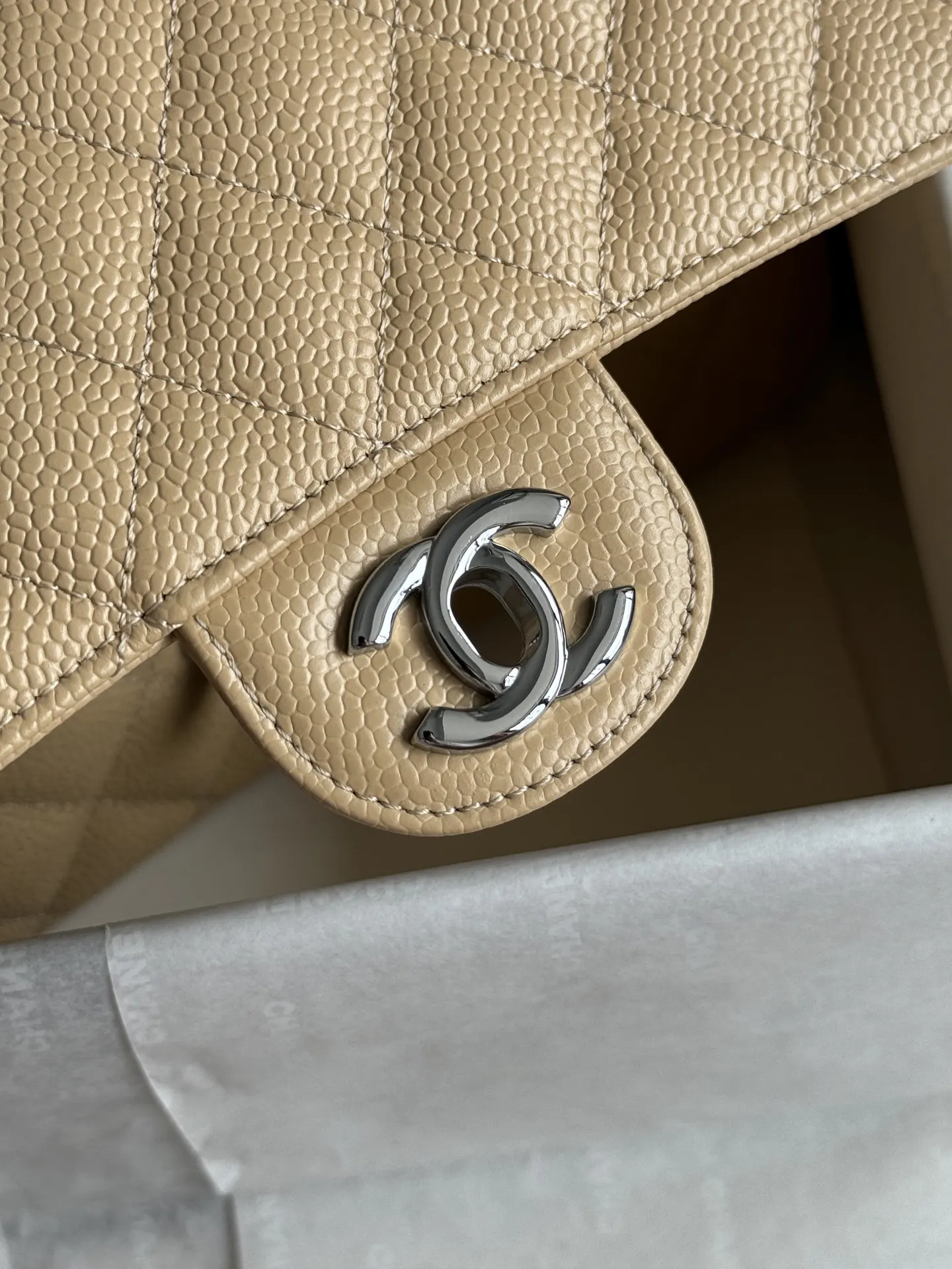 Chanel 米色荔枝纹牛皮翻盖链条包