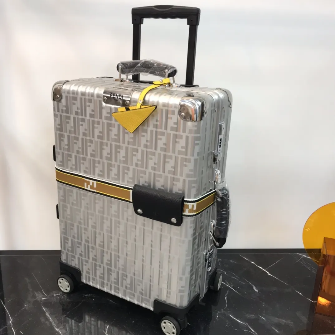 Fendi 黑色 蓝色 rimowa 一见钟情或许就是当你第一眼见到它的 行李箱 旅行拉杆款 轻便出行款