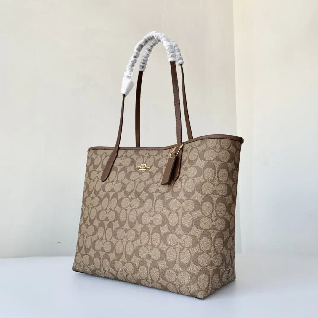 Coach 老花 帆布 新奥莱款双面托特包 的老花图案可以 大容量托特款