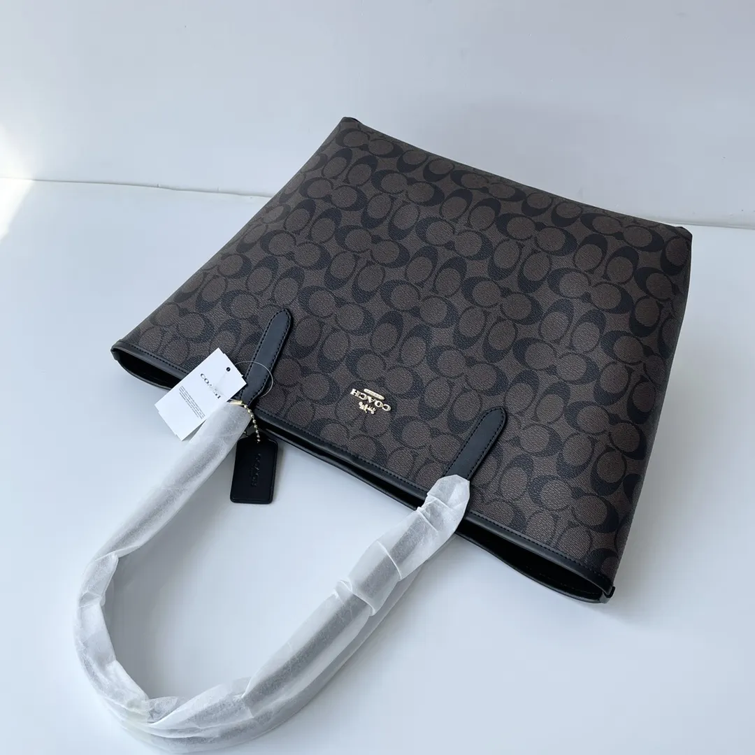 Coach 老花 帆布 新奥莱款双面托特包 的老花图案可以 大容量托特款