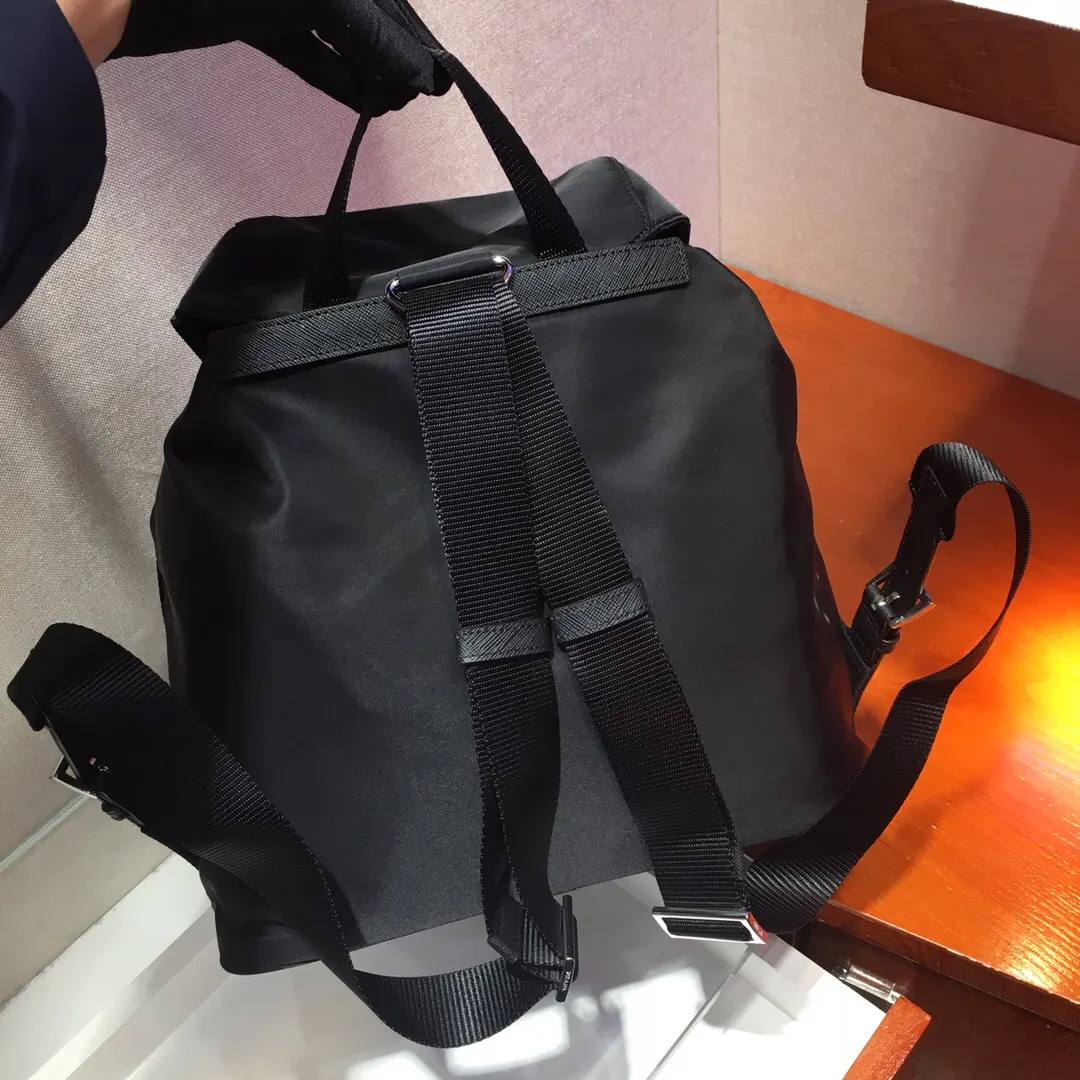 Prada 尼龍 雙肩包 实用雙肩款