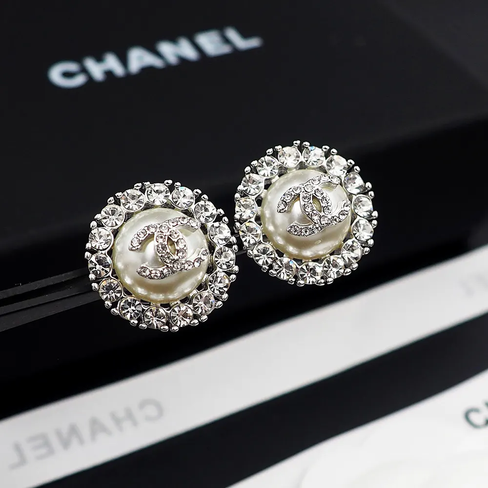Chanel 珍珠 耳钉 小巧点缀 耳饰